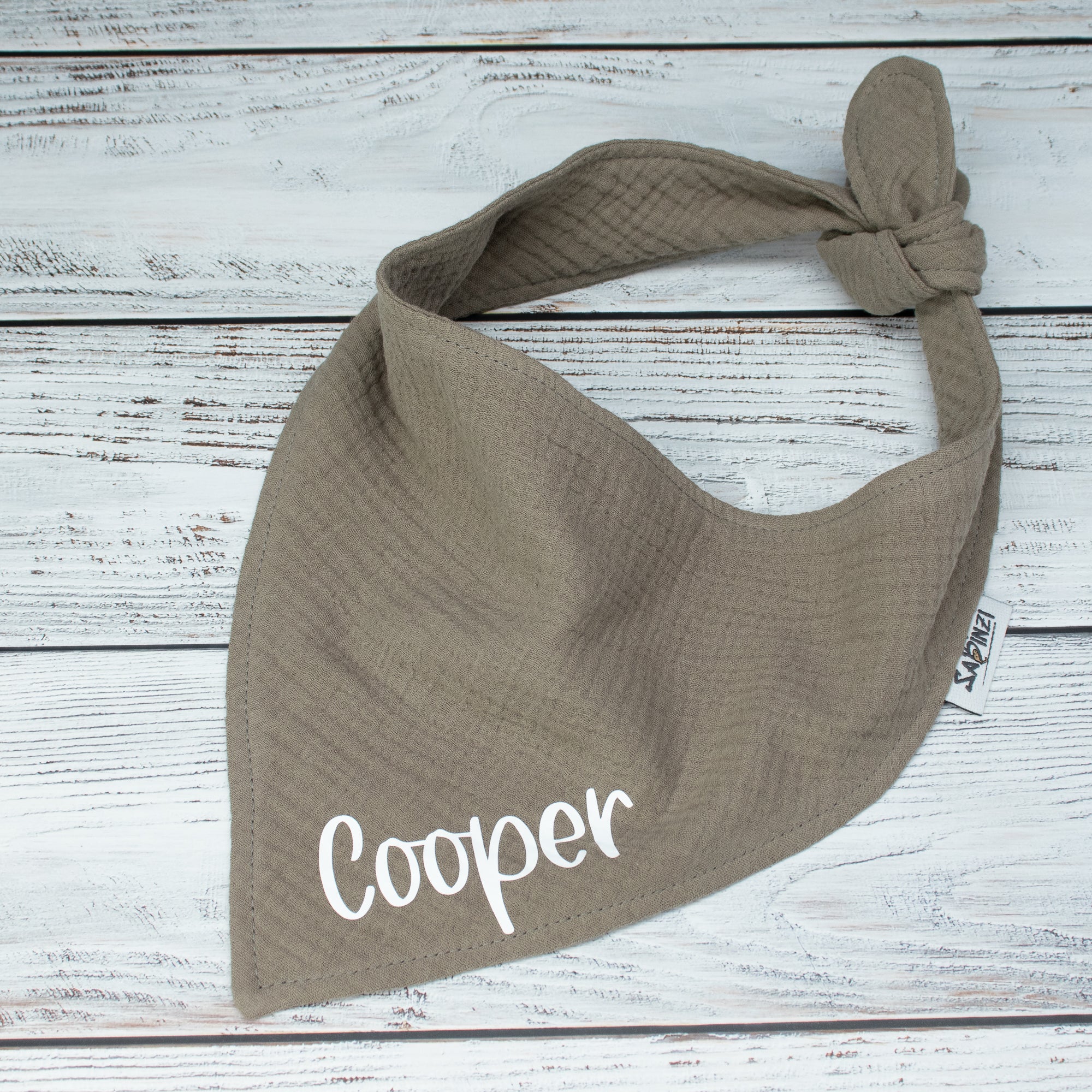 Musselin-Hundehalstuch mit Wunschname – in 8 Farben & 5 Größen