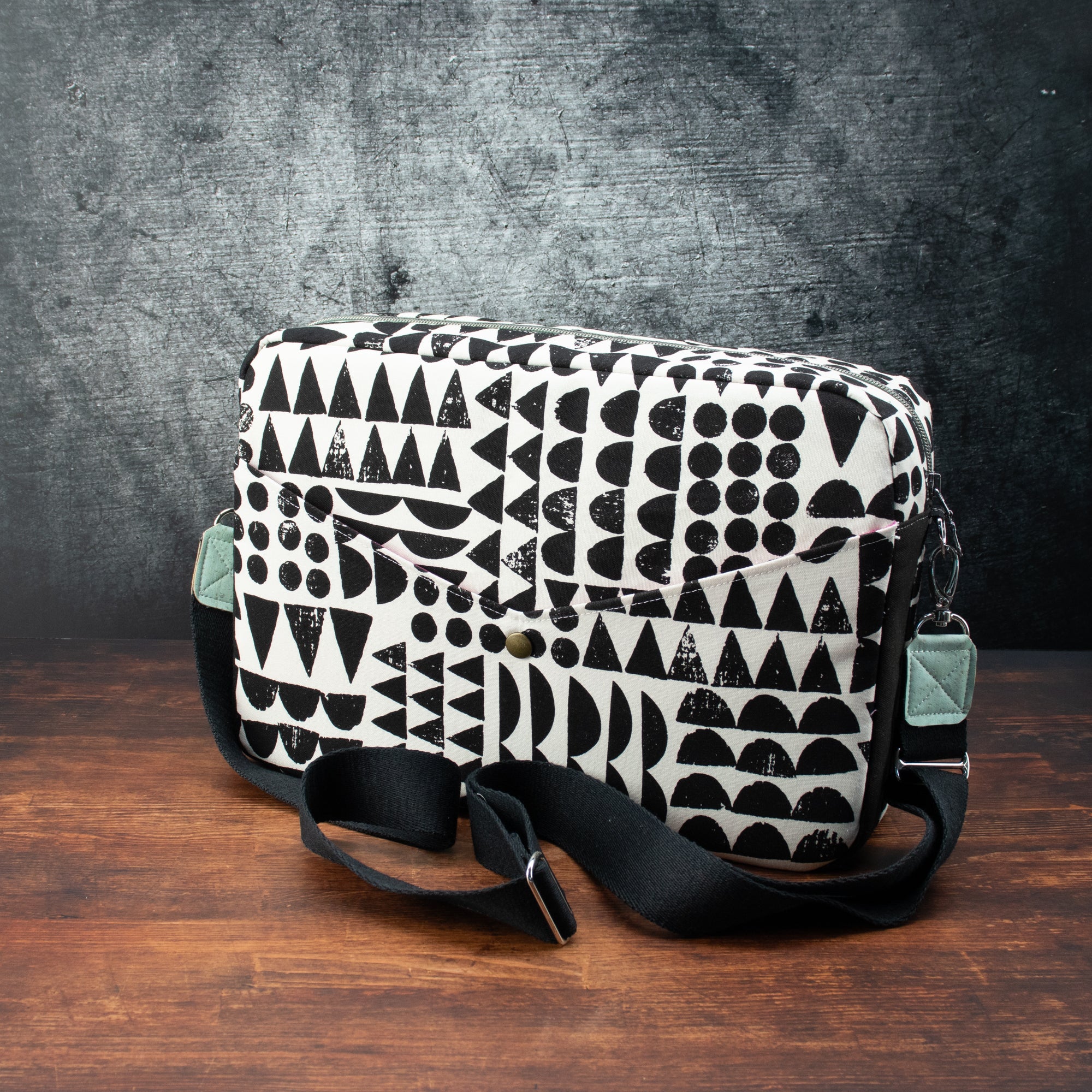 Kalenderhülle, Organizer Spatzjournal in Verbindung mit einer Kaffeetasse und einem Kugelschreiber