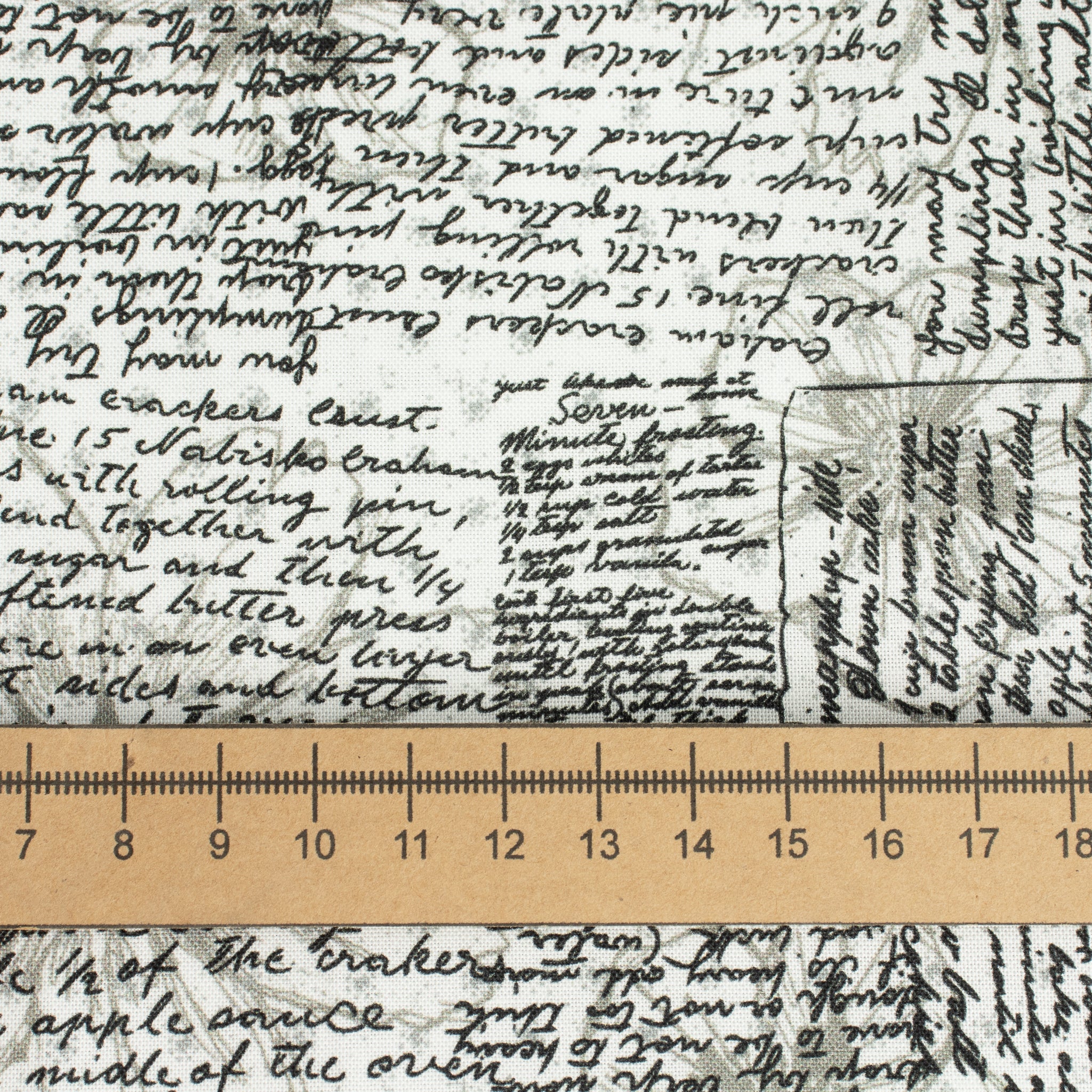 Windham Fabrics – Directions White/Black aus der Serie Winding Road von Natalie Barnes