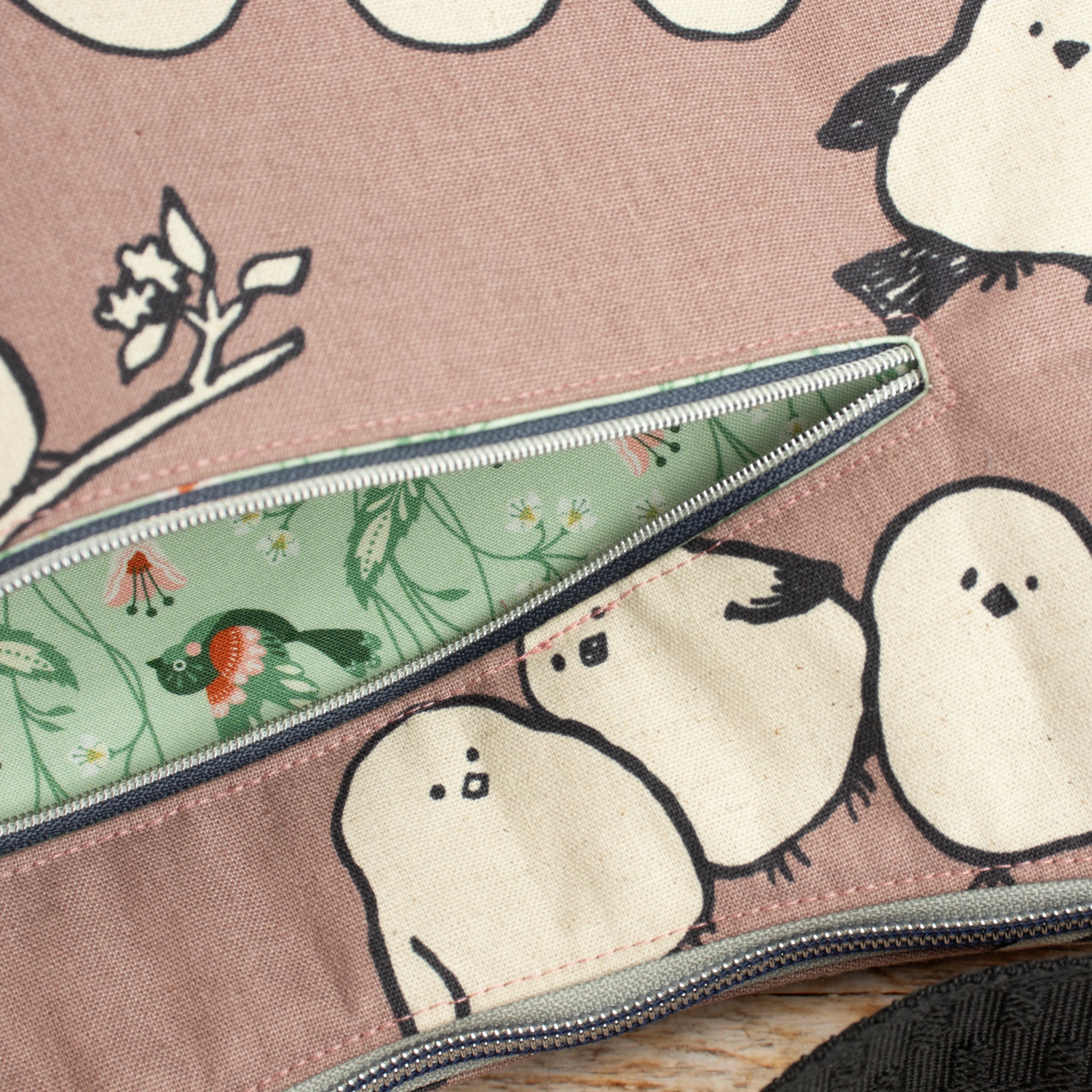 Bananentasche „WUNDERBAR“ – Halbmondtasche mit Kokka Simply Animal Birds