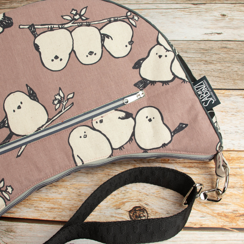 Bananentasche „WUNDERBAR“ – Halbmondtasche mit Kokka Simply Animal Birds