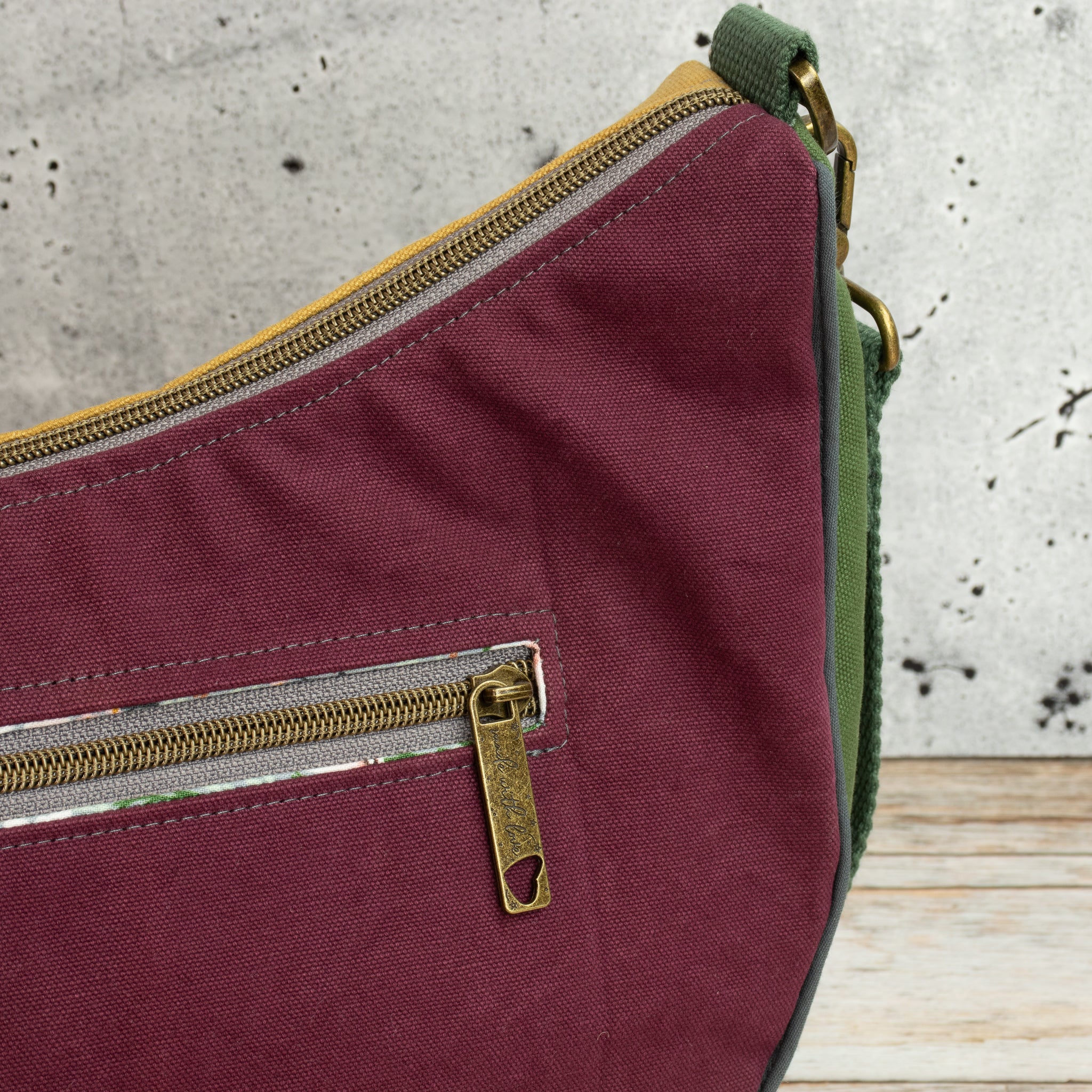 Bananentasche aus Heavy Canvas – Halbmondtasche in Mustard, Mulberry & Green Khaki
