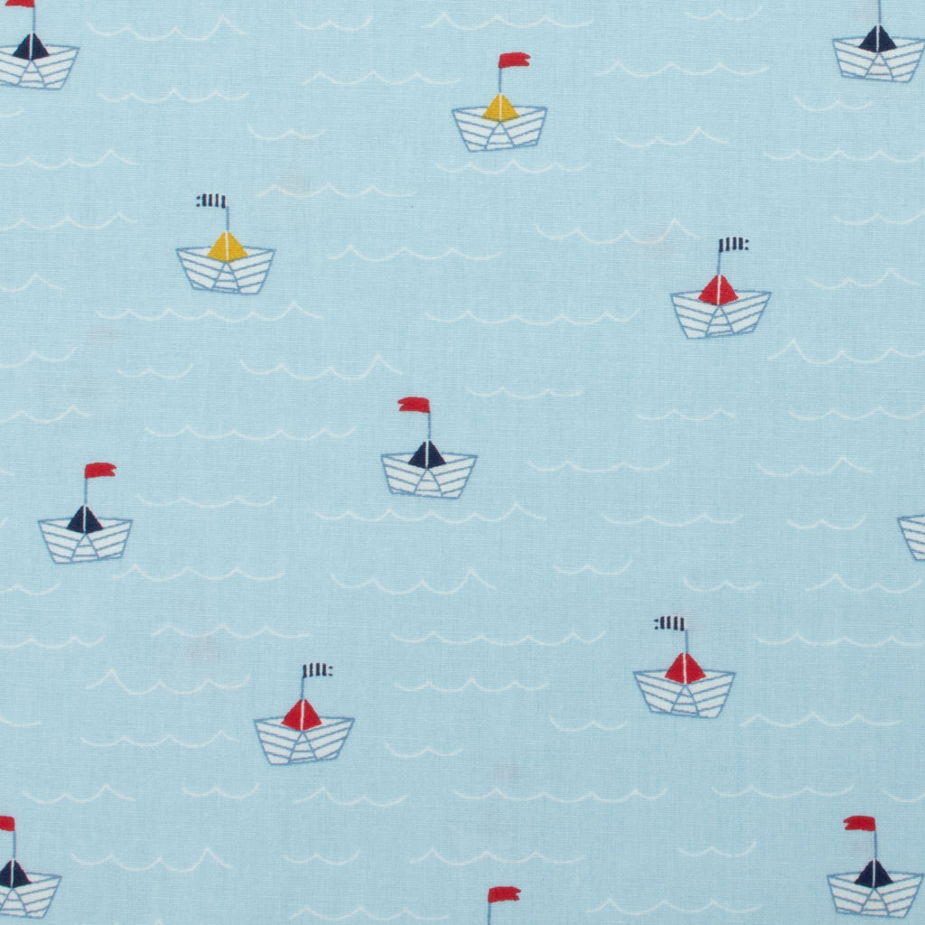 Baumwollstoff Boote auf Hellblau – maritimes Kindermotiv