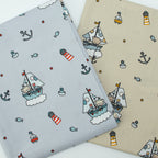 Baumwollstoff Segelboote & Bärchen Hellblau – maritimes Kindermotiv