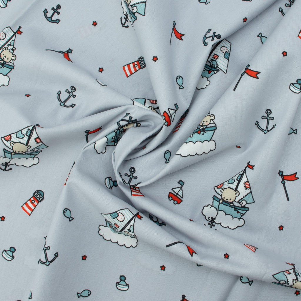 Baumwollstoff Segelboote & Bärchen Hellblau – maritimes Kindermotiv
