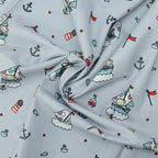 Baumwollstoff Segelboote & Bärchen Hellblau – maritimes Kindermotiv