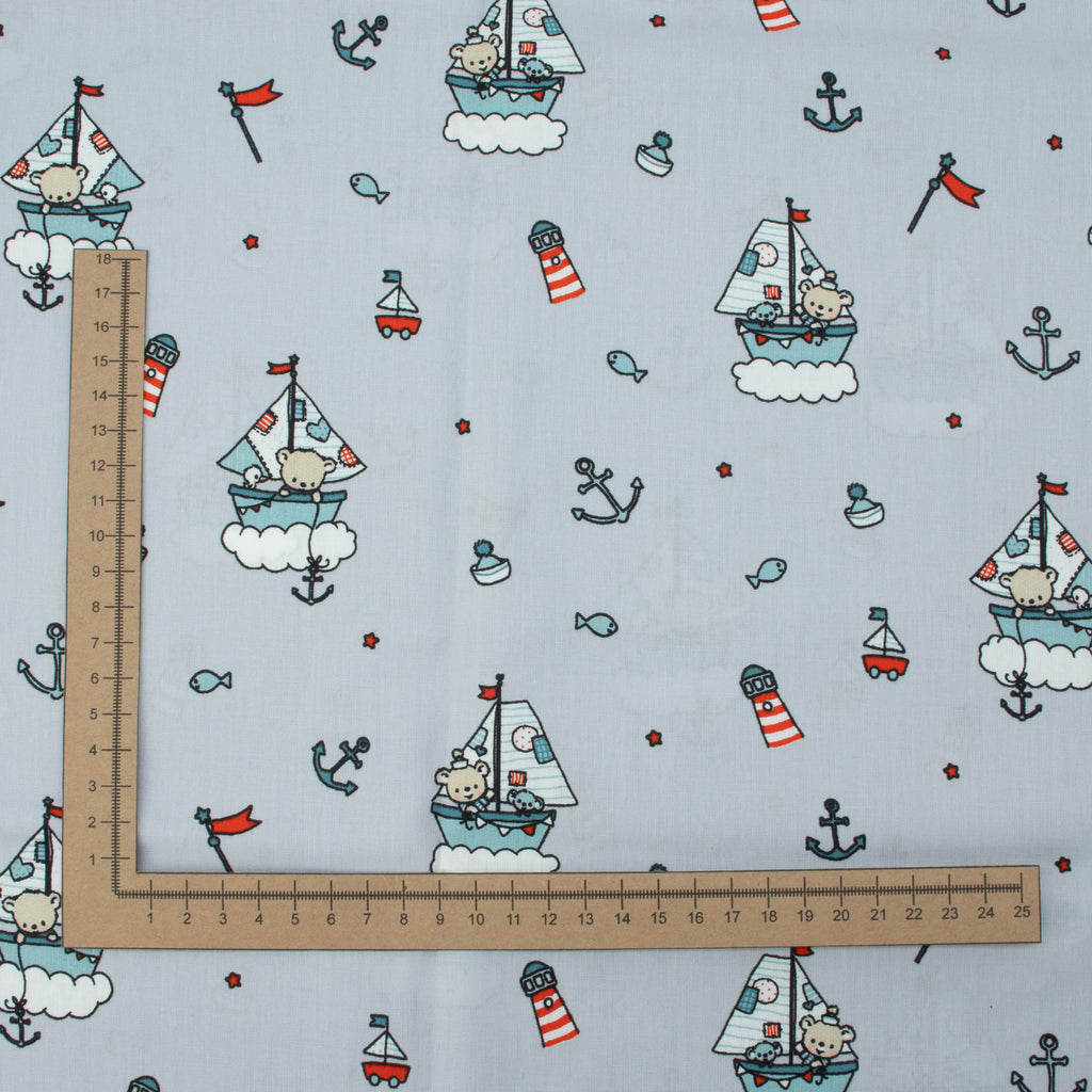 Baumwollstoff Segelboote & Bärchen Hellblau – maritimes Kindermotiv