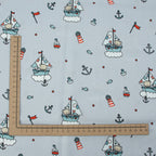 Baumwollstoff Segelboote & Bärchen Hellblau – maritimes Kindermotiv