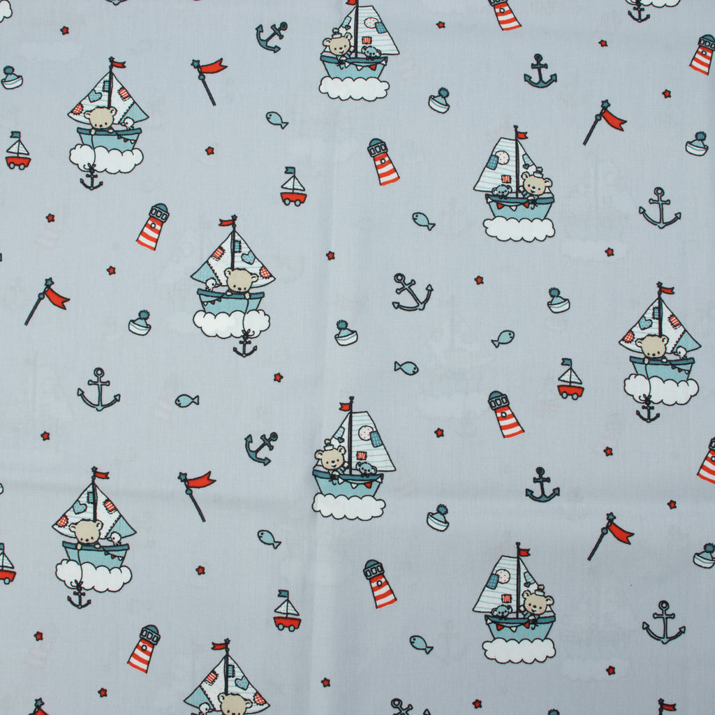 Baumwollstoff Segelboote & Bärchen Hellblau – maritimes Kindermotiv