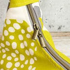 Bohara Bag M aus echino Heavy Canvas „Crop Lime“ – handgenähte Schultertasche mit Reißverschluss