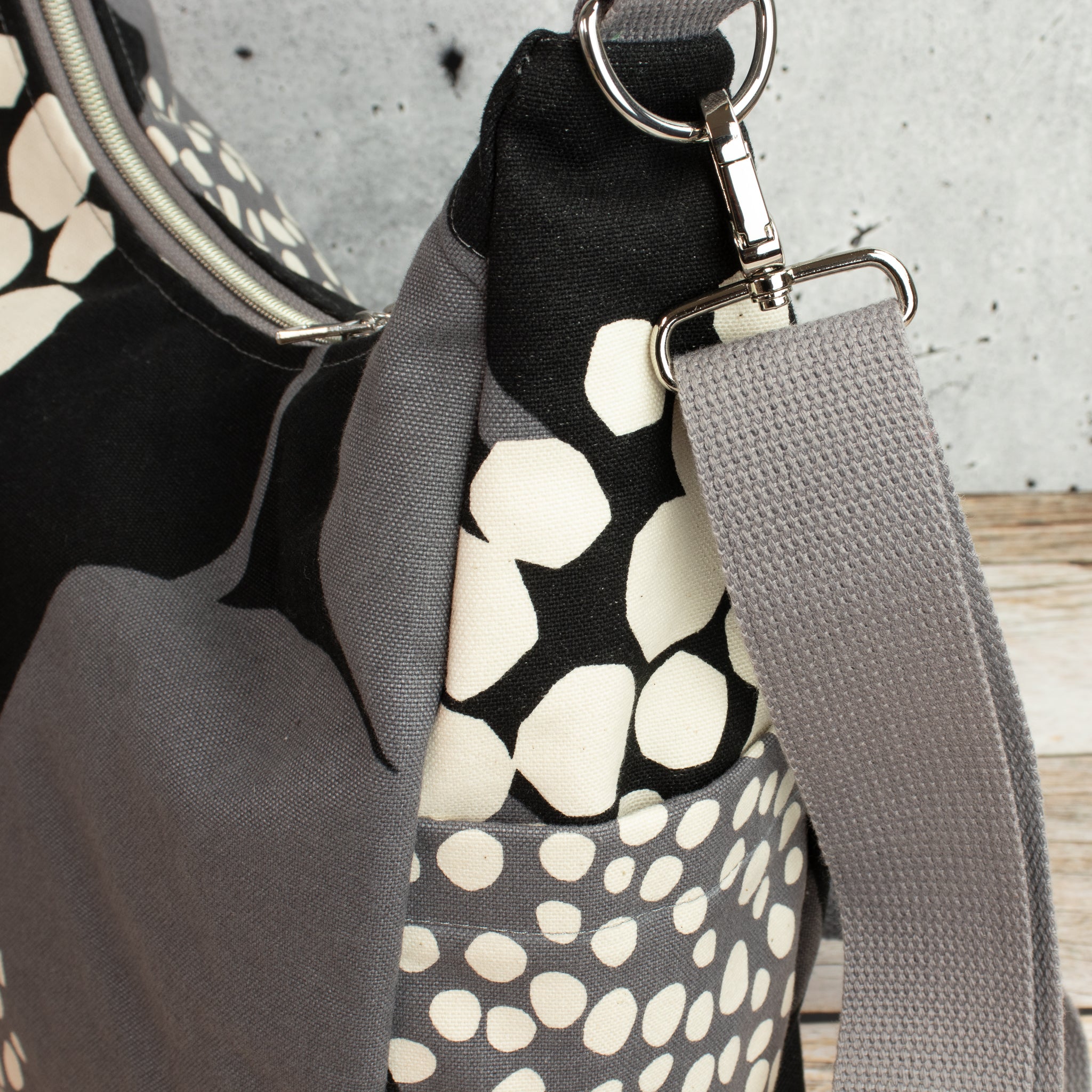 Bohara Bag M aus echino Heavy Canvas „Crop“ Schwarz/Grau – handgenähte Schultertasche
