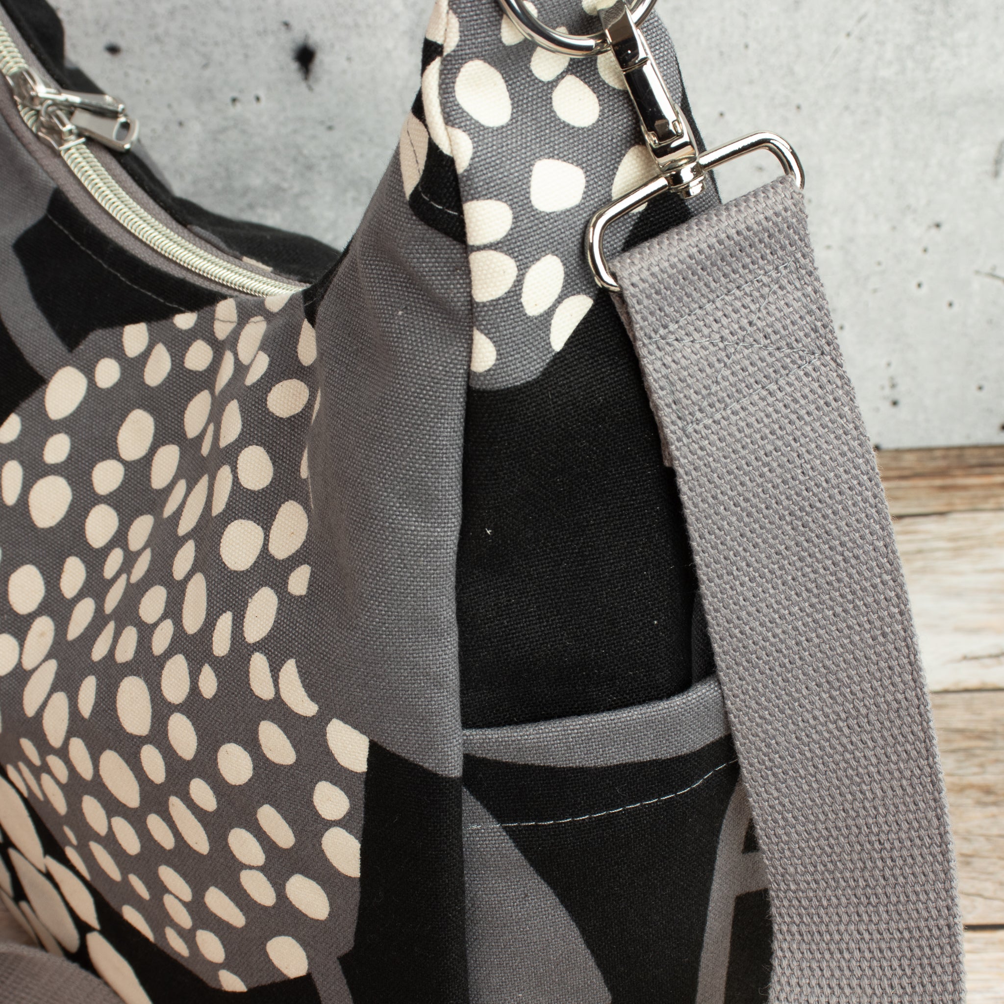 Bohara Bag M aus echino Heavy Canvas „Crop“ Schwarz/Grau – handgenähte Schultertasche