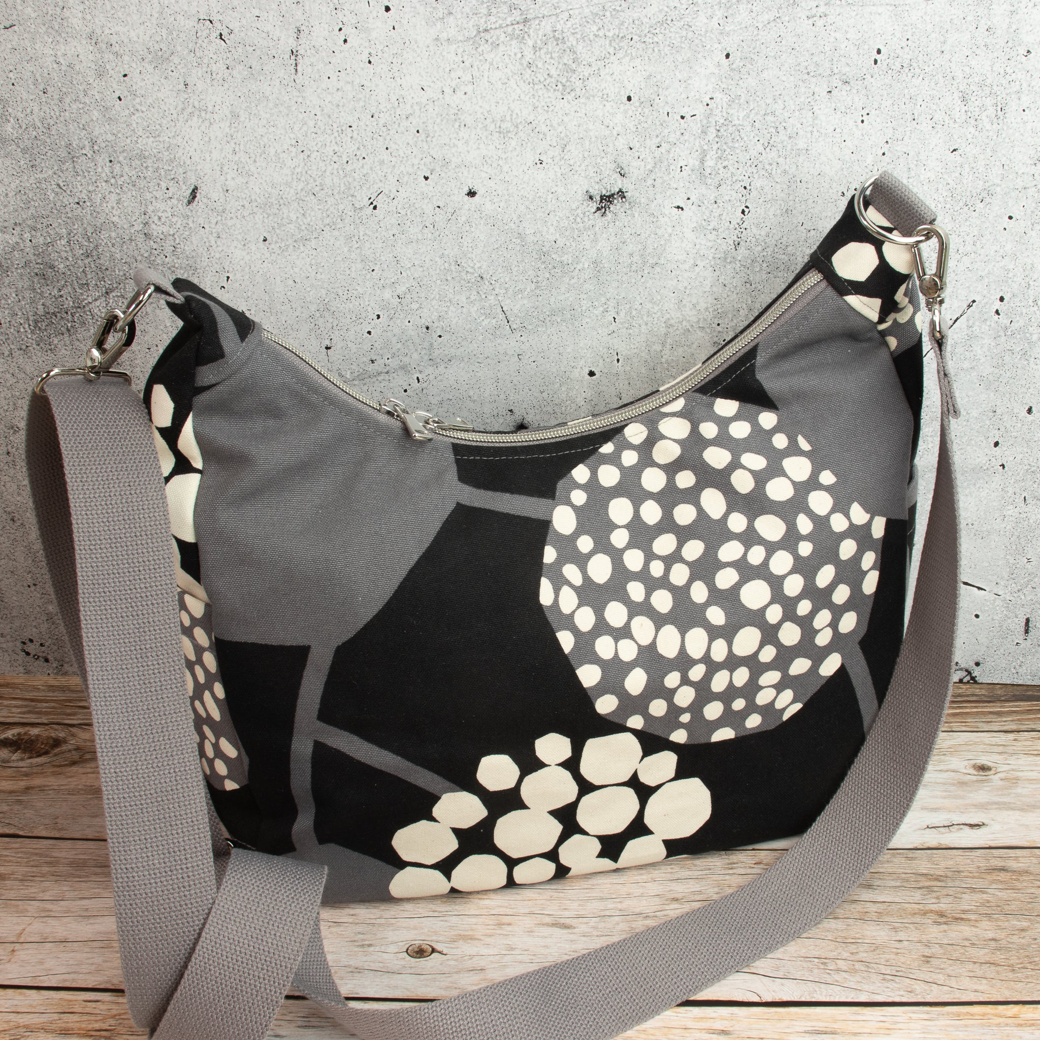 Bohara Bag M aus echino Heavy Canvas „Crop“ Schwarz/Grau – handgenähte Schultertasche