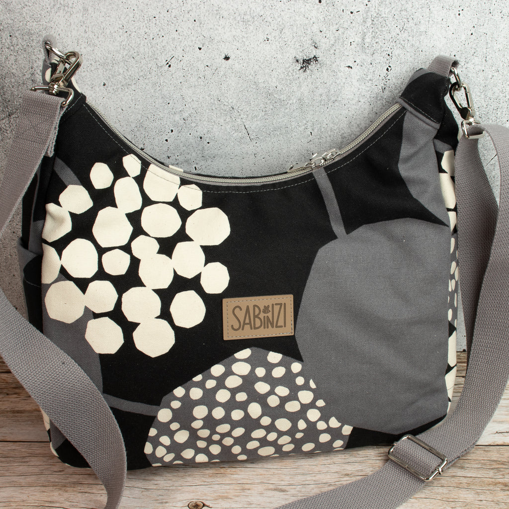 Bohara Bag M aus echino Heavy Canvas „Crop“ Schwarz/Grau – handgenähte Schultertasche