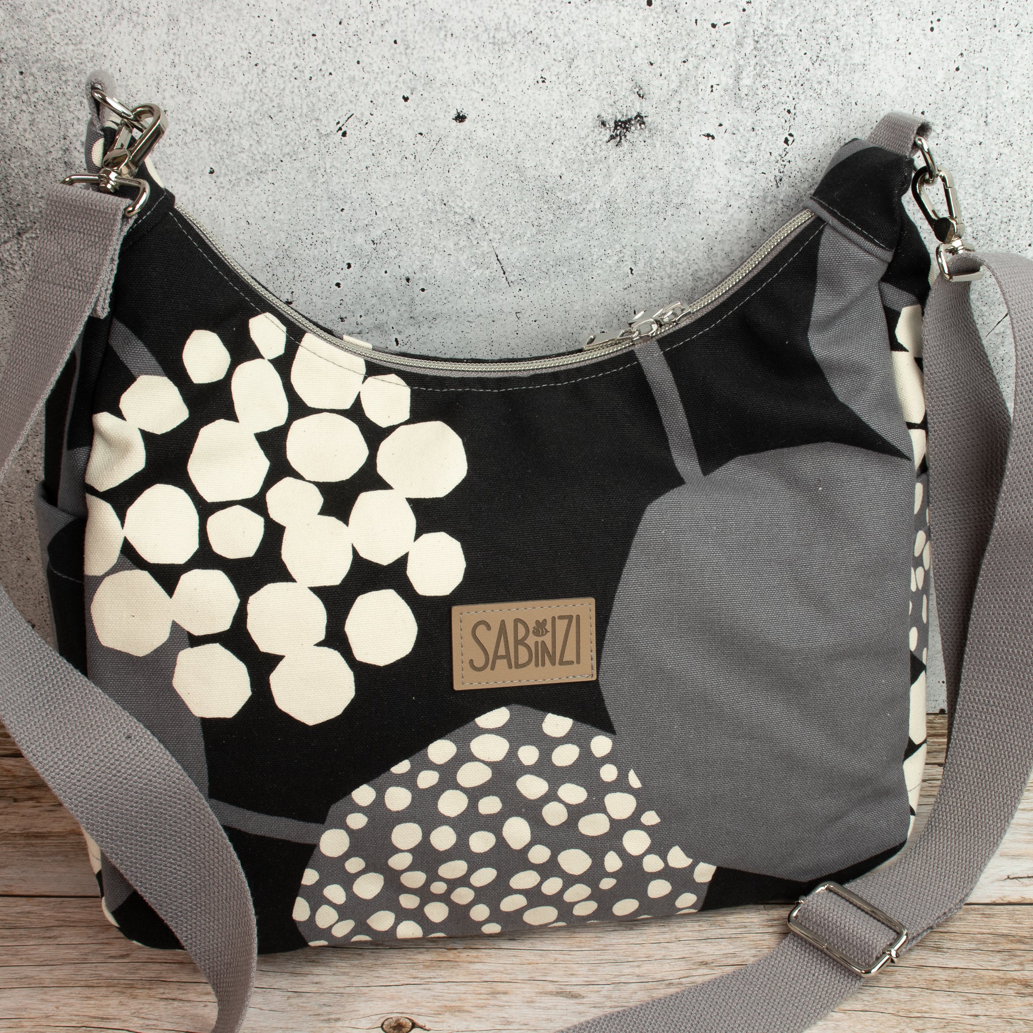 Bohara Bag M aus echino Heavy Canvas „Crop“ Schwarz/Grau – handgenähte Schultertasche