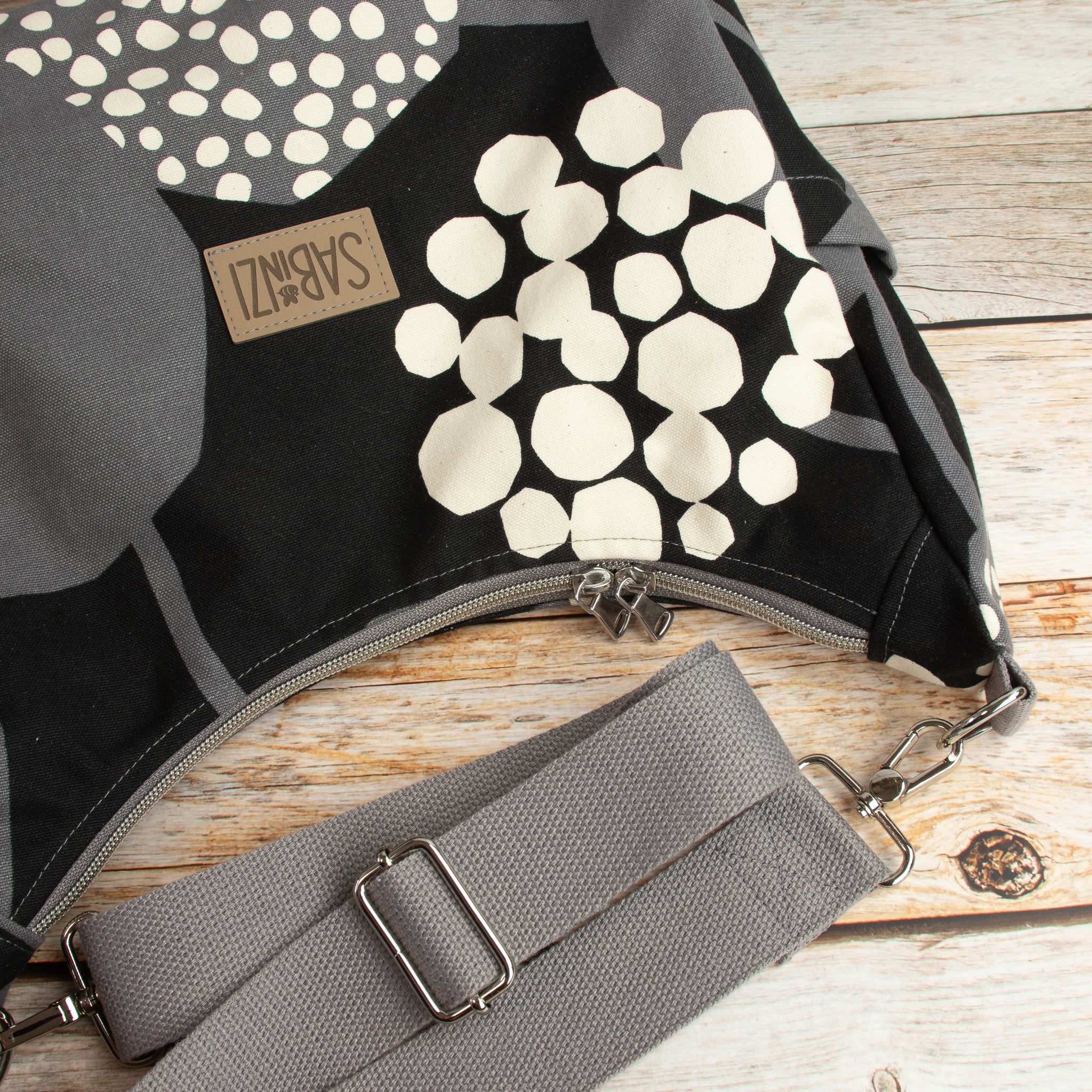 Bohara Bag M aus echino Heavy Canvas „Crop“ Schwarz/Grau – handgenähte Schultertasche