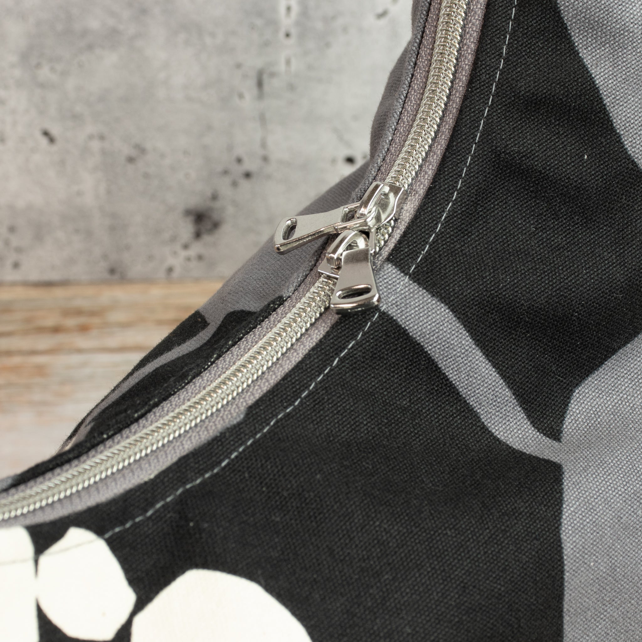 Bohara Bag M aus echino Heavy Canvas „Crop“ Schwarz/Grau – handgenähte Schultertasche