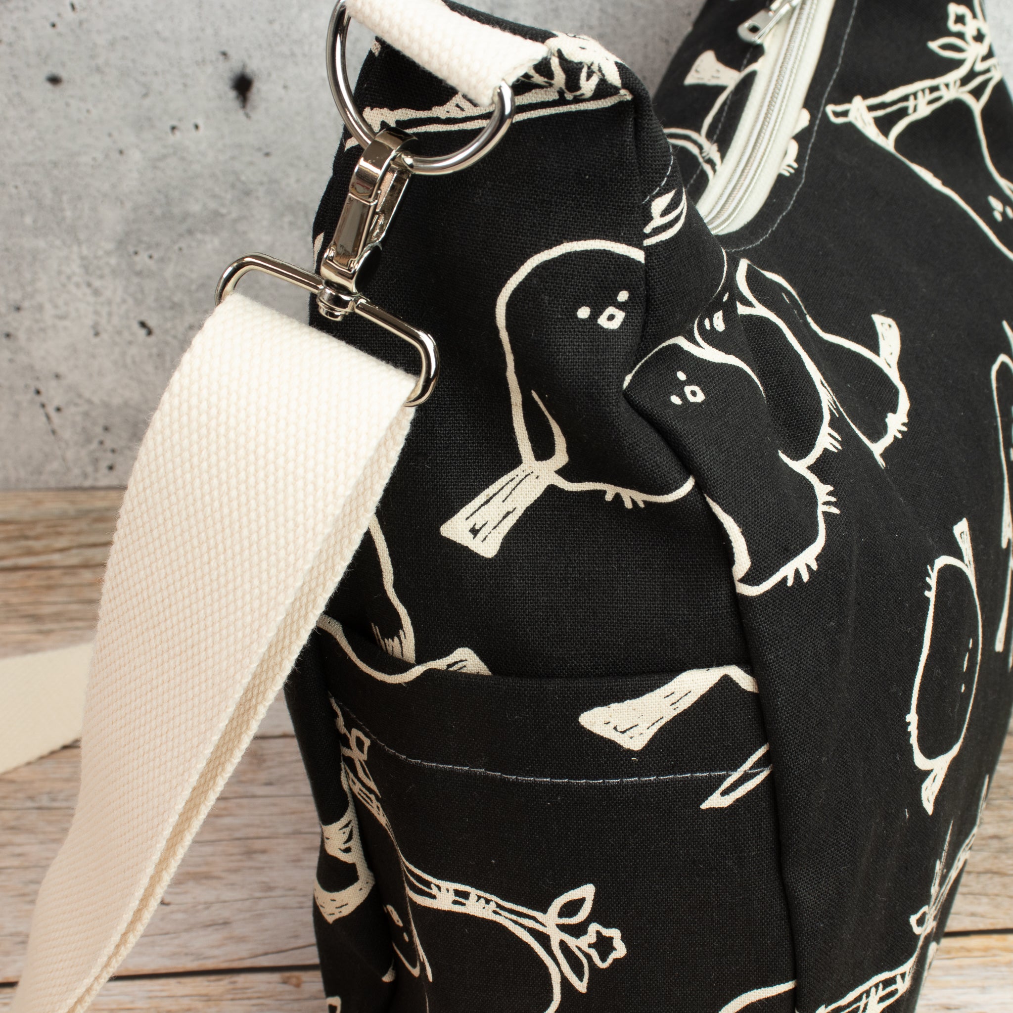 Bohara Bag M aus Kokka Canvas „Simply Animal Birds“ Schwarz – handgenähte Schultertasche