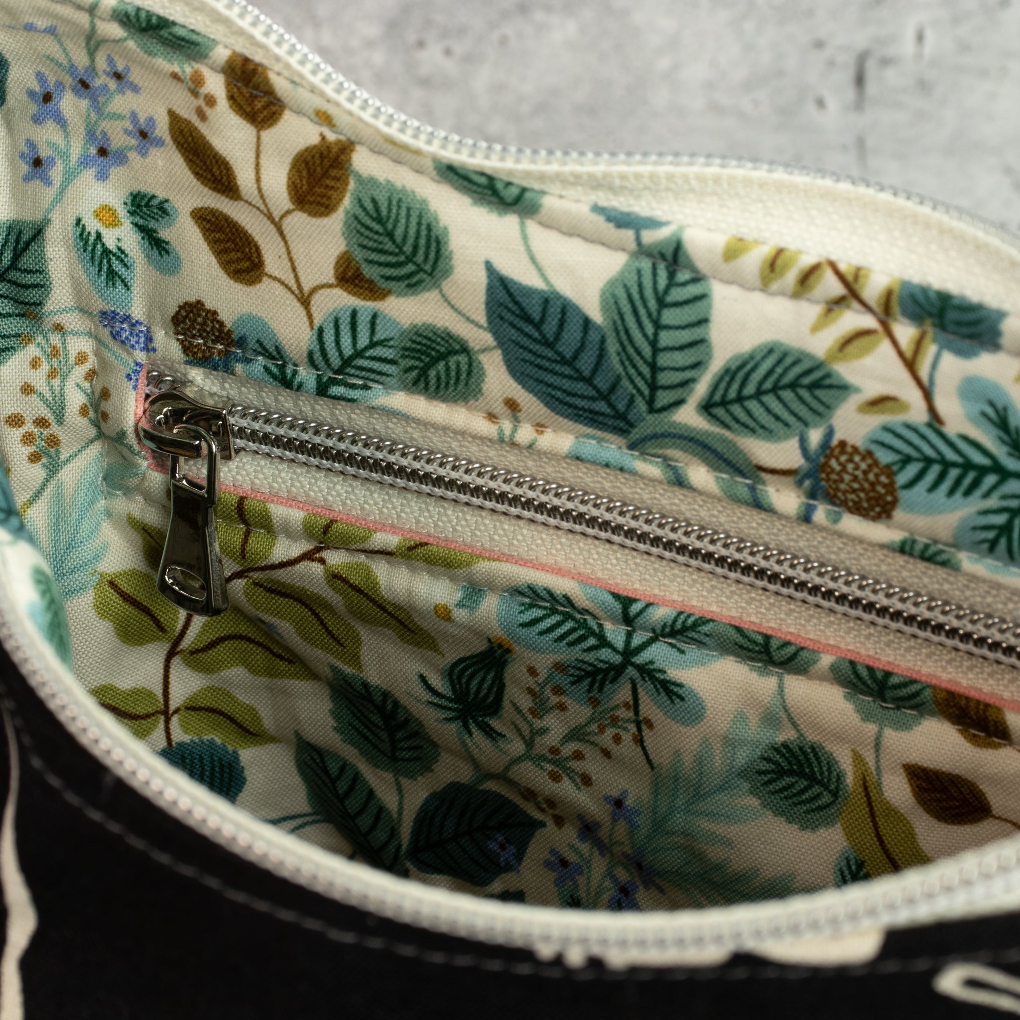 Bohara Bag M aus Kokka Canvas „Simply Animal Birds“ Schwarz – handgenähte Schultertasche