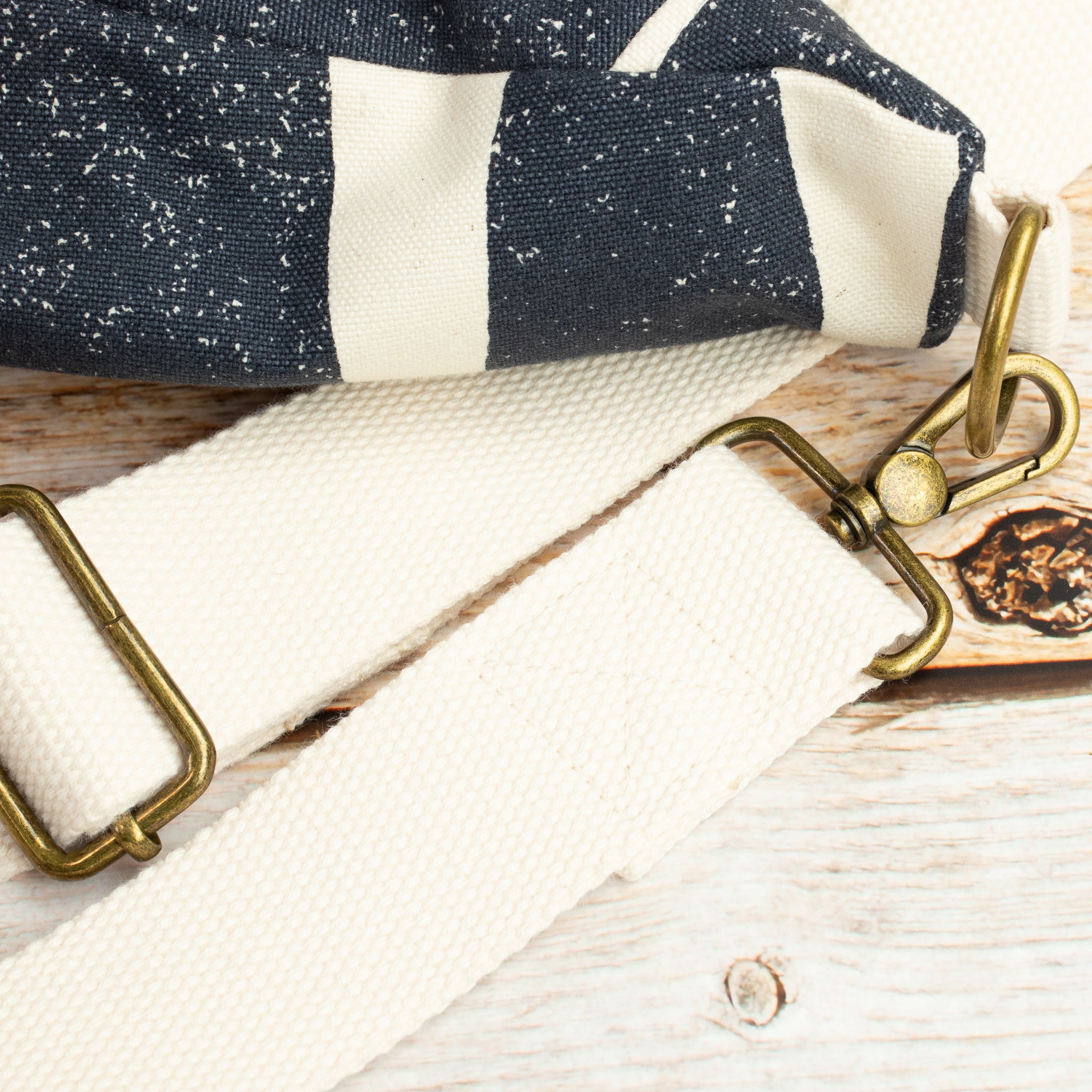 Bohara Bag M aus echino Canvas „Sway Navy“ – handgenähte Schultertasche