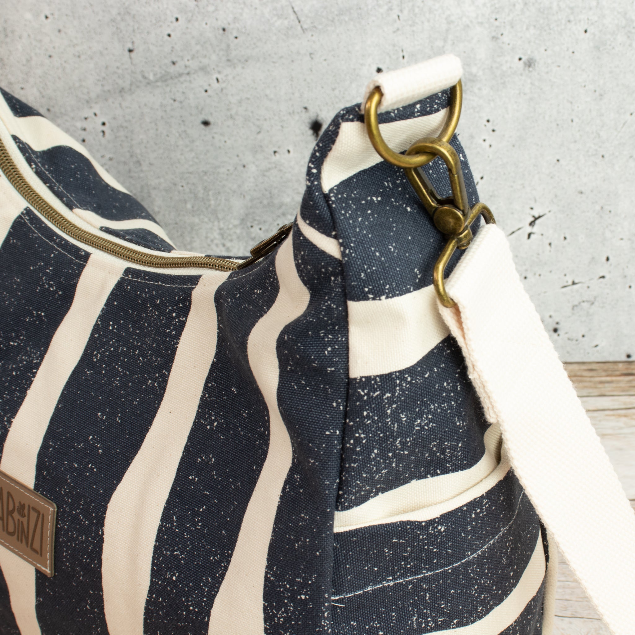 Bohara Bag M aus echino Canvas „Sway Navy“ – handgenähte Schultertasche