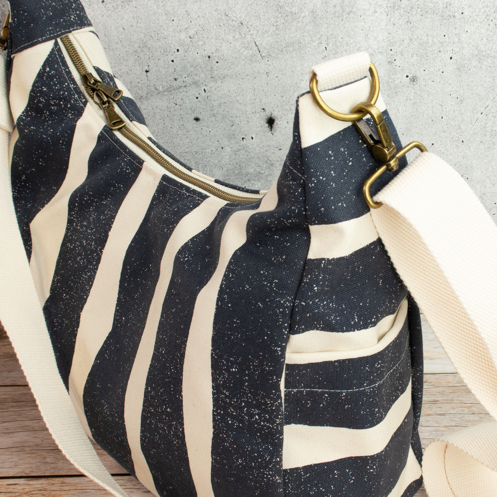 Bohara Bag M aus echino Canvas „Sway Navy“ – handgenähte Schultertasche