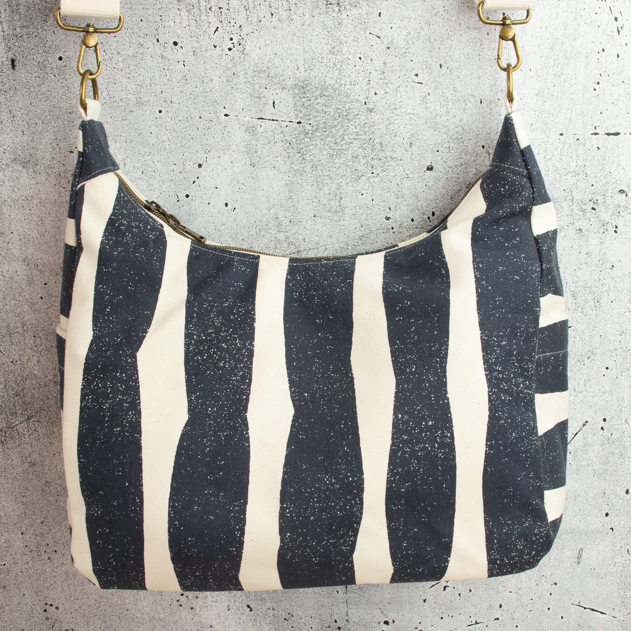 Bohara Bag M aus echino Canvas „Sway Navy“ – handgenähte Schultertasche