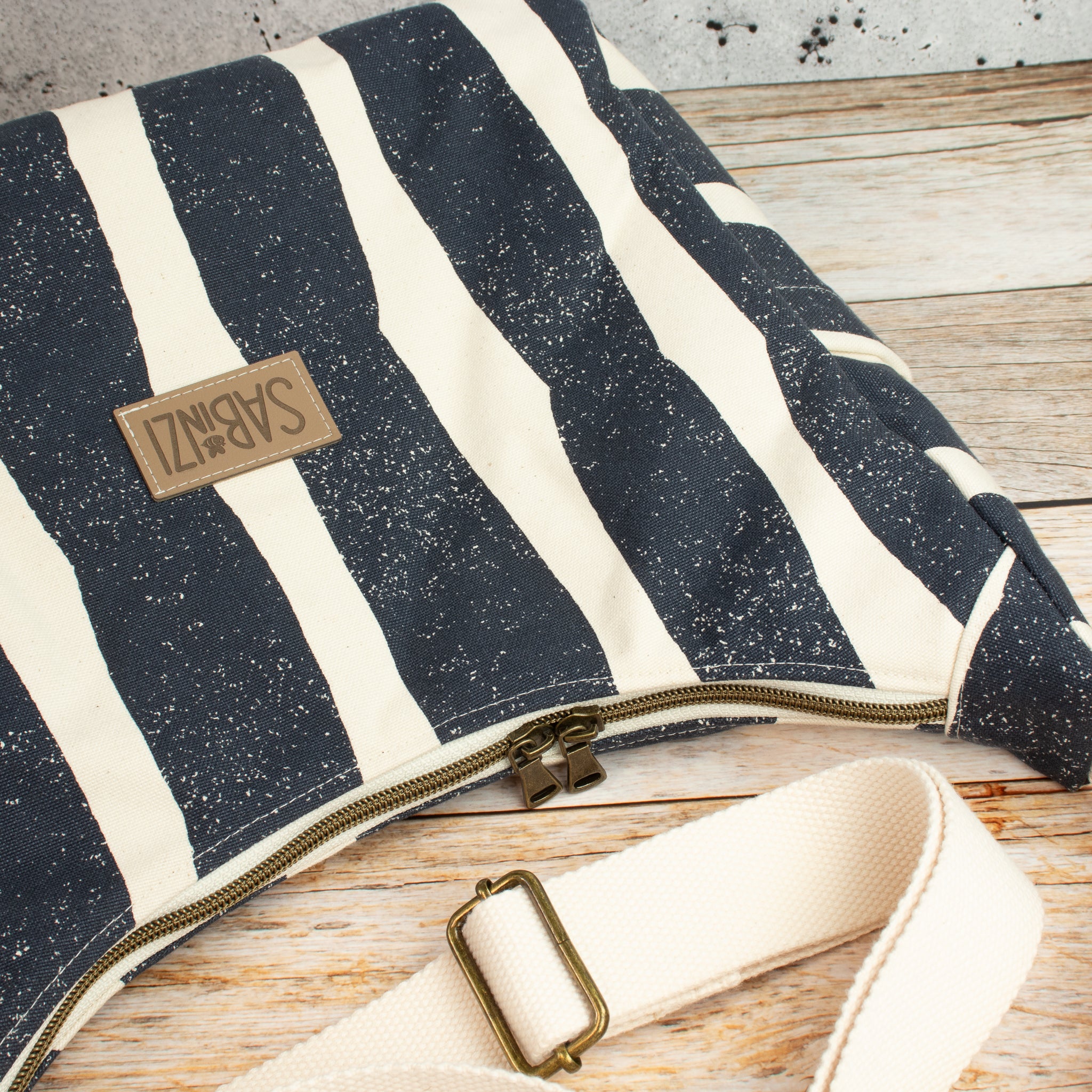 Bohara Bag M aus echino Canvas „Sway Navy“ – handgenähte Schultertasche