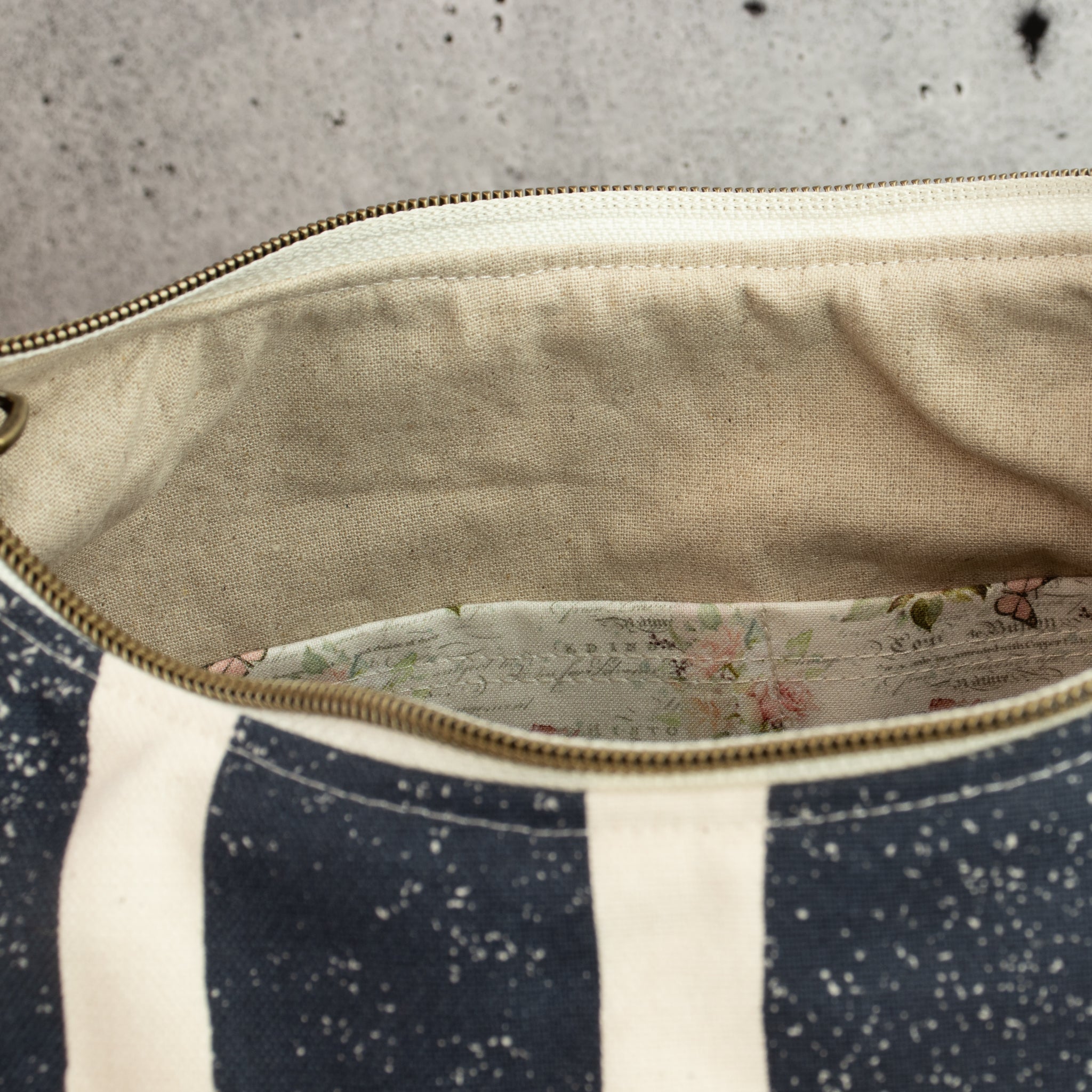 Bohara Bag M aus echino Canvas „Sway Navy“ – handgenähte Schultertasche