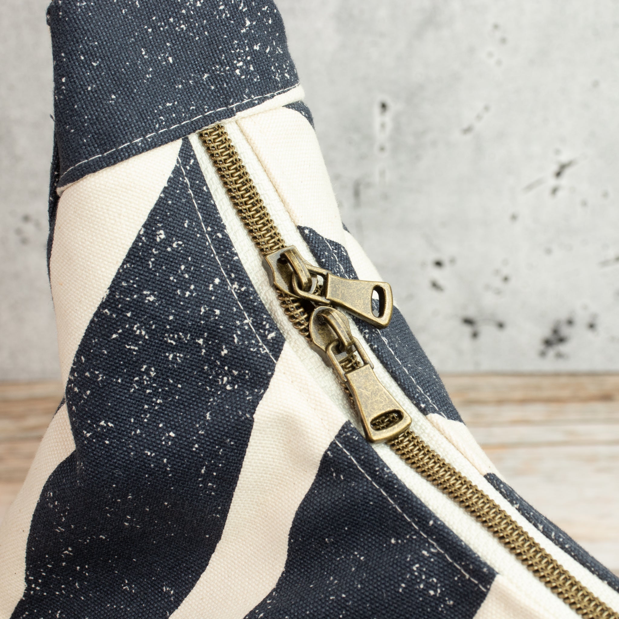 Bohara Bag M aus echino Canvas „Sway Navy“ – handgenähte Schultertasche