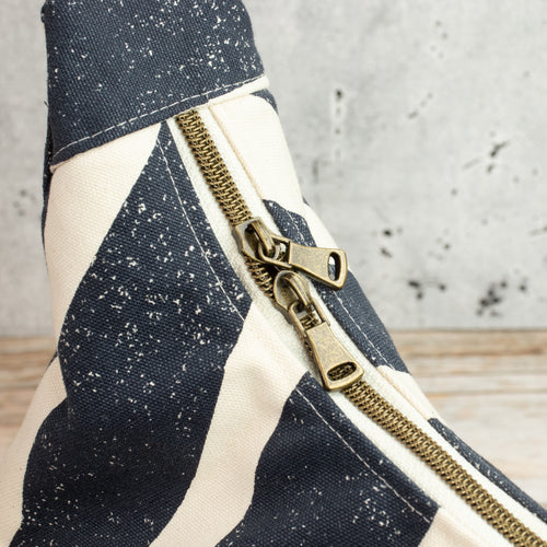 Bohara Bag M aus echino Canvas „Sway Navy“ – handgenähte Schultertasche