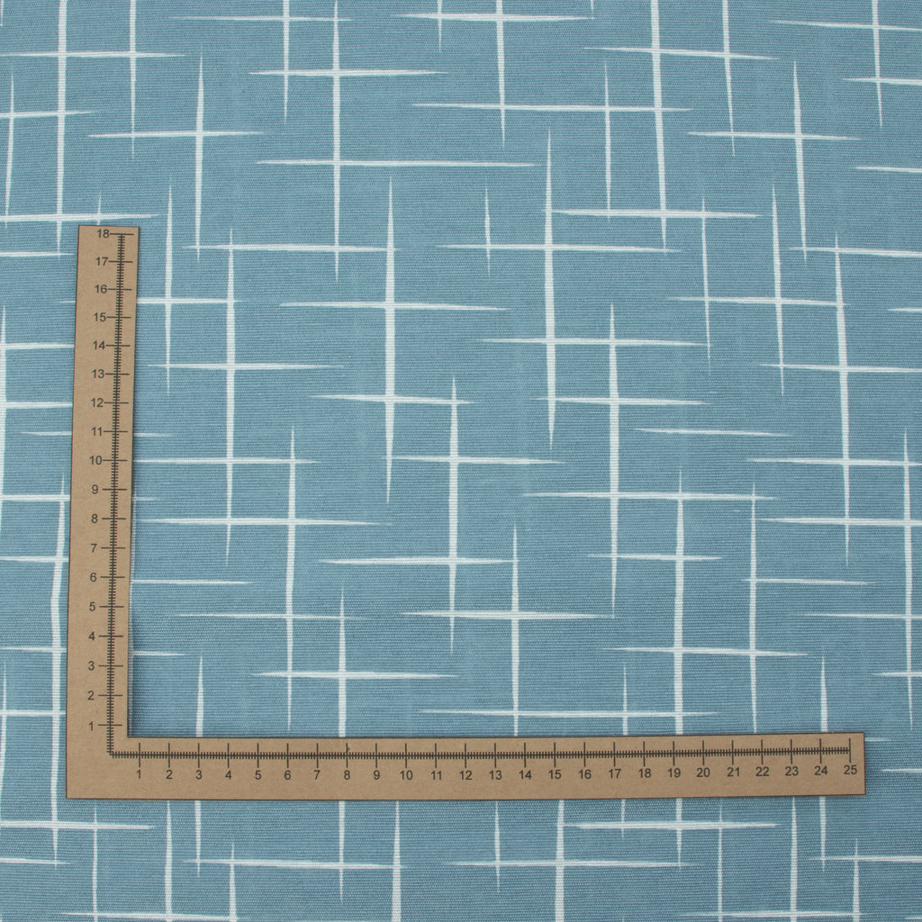 Dekostoff Hellblau mit weißem Linienmuster