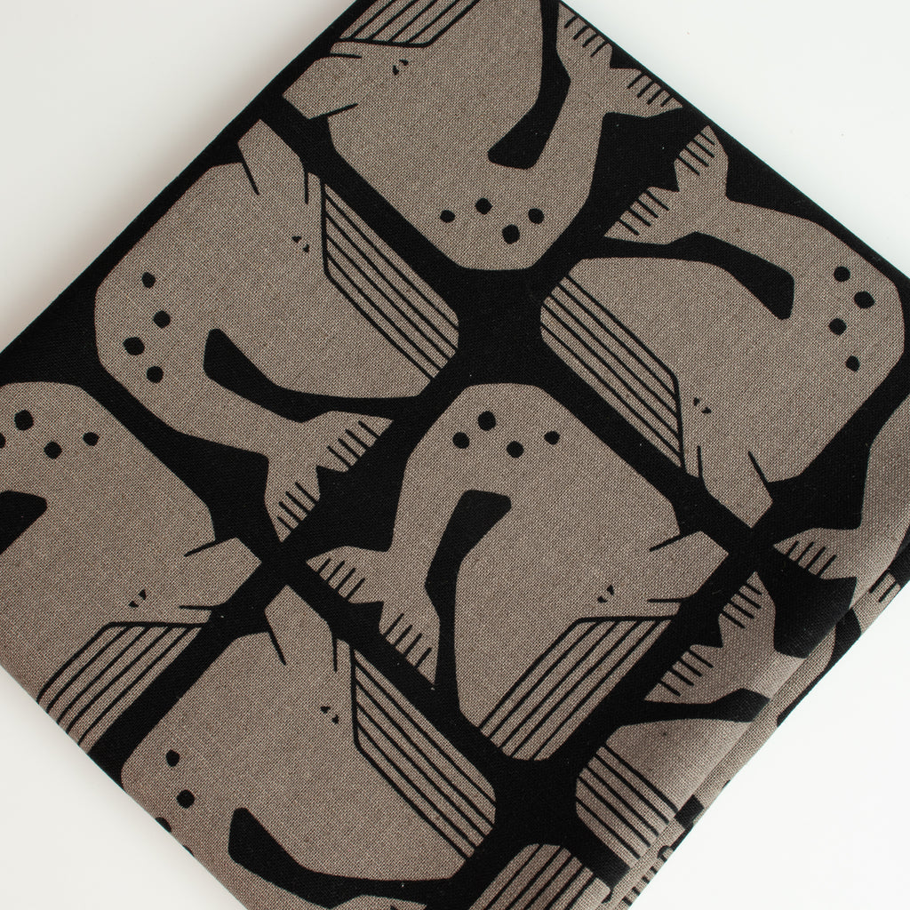 By the Seaside 2 Canvas Grumpy Whale Black Unbleached – Cotton + Steel x Loes van Oosten - Sabinzi - Aus Stoffliebe wird Lieblingsstück