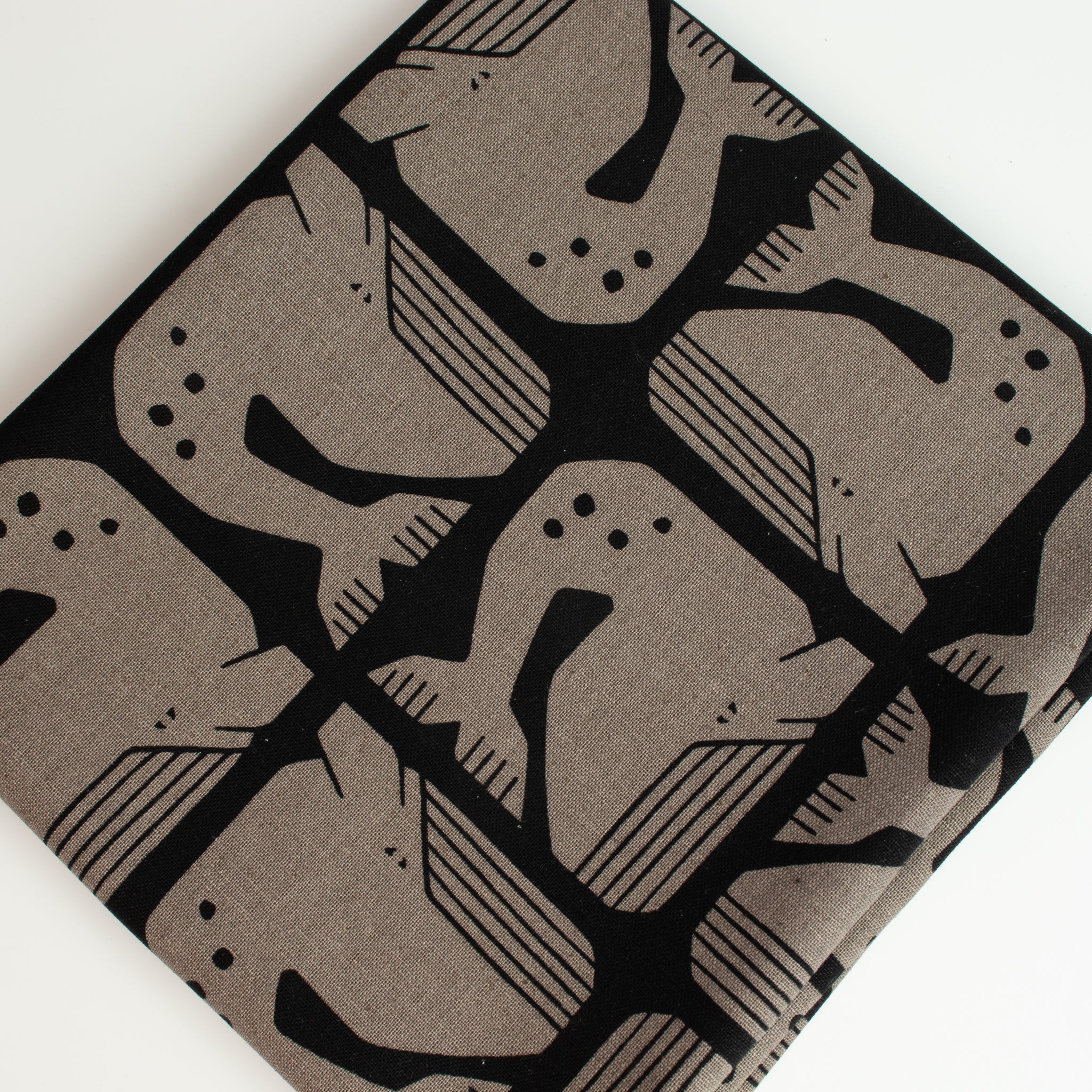 By the Seaside 2 Canvas Grumpy Whale Black Unbleached – Cotton + Steel x Loes van Oosten - Sabinzi - Aus Stoffliebe wird Lieblingsstück
