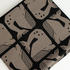 By the Seaside 2 Canvas Grumpy Whale Black Unbleached – Cotton + Steel x Loes van Oosten - Sabinzi - Aus Stoffliebe wird Lieblingsstück