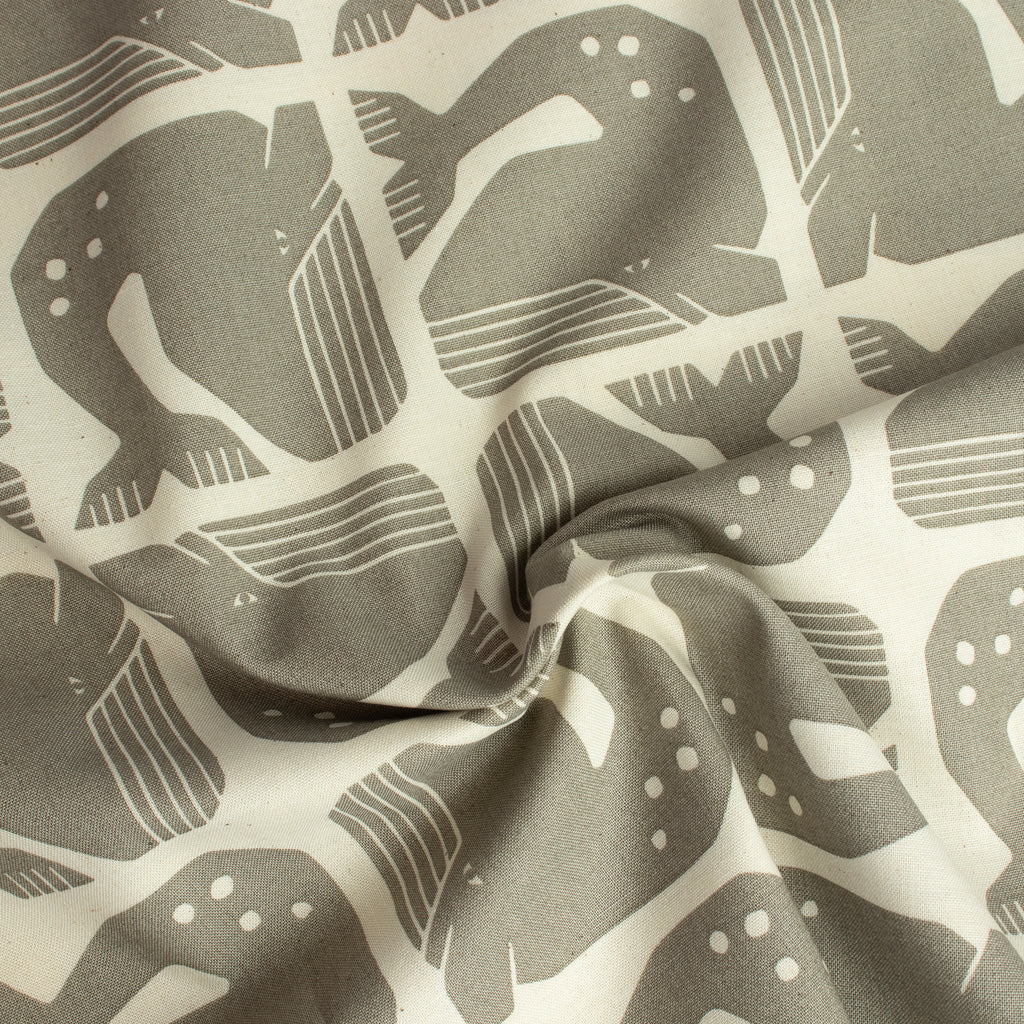 By the Seaside 2 Baumwollstoff „Grumpy Whale Grey Unbleached“ – Cotton + Steel x Loes van Oosten - Sabinzi - Aus Stoffliebe wird Lieblingsstück