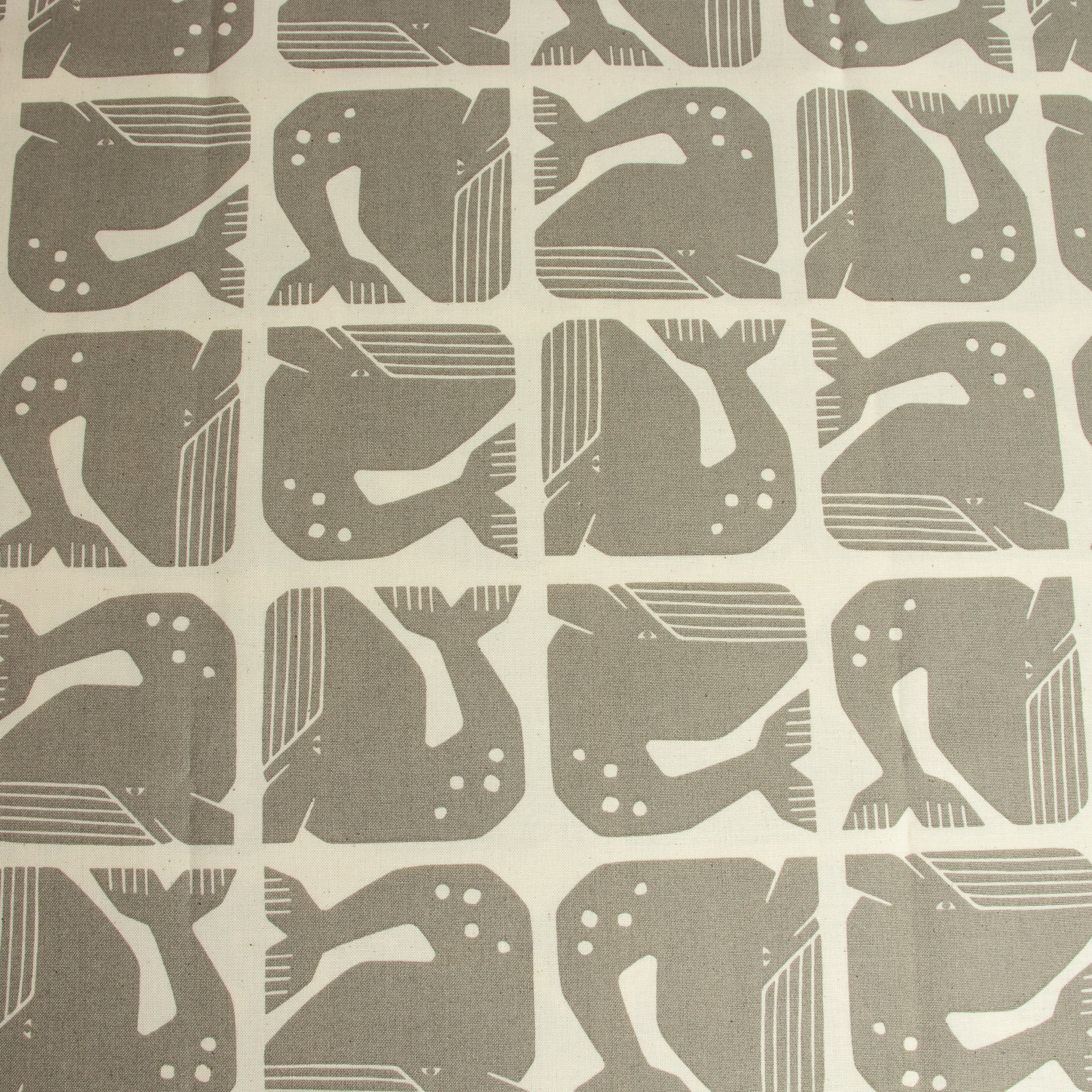 By the Seaside 2 Baumwollstoff „Grumpy Whale Grey Unbleached“ – Cotton + Steel x Loes van Oosten
