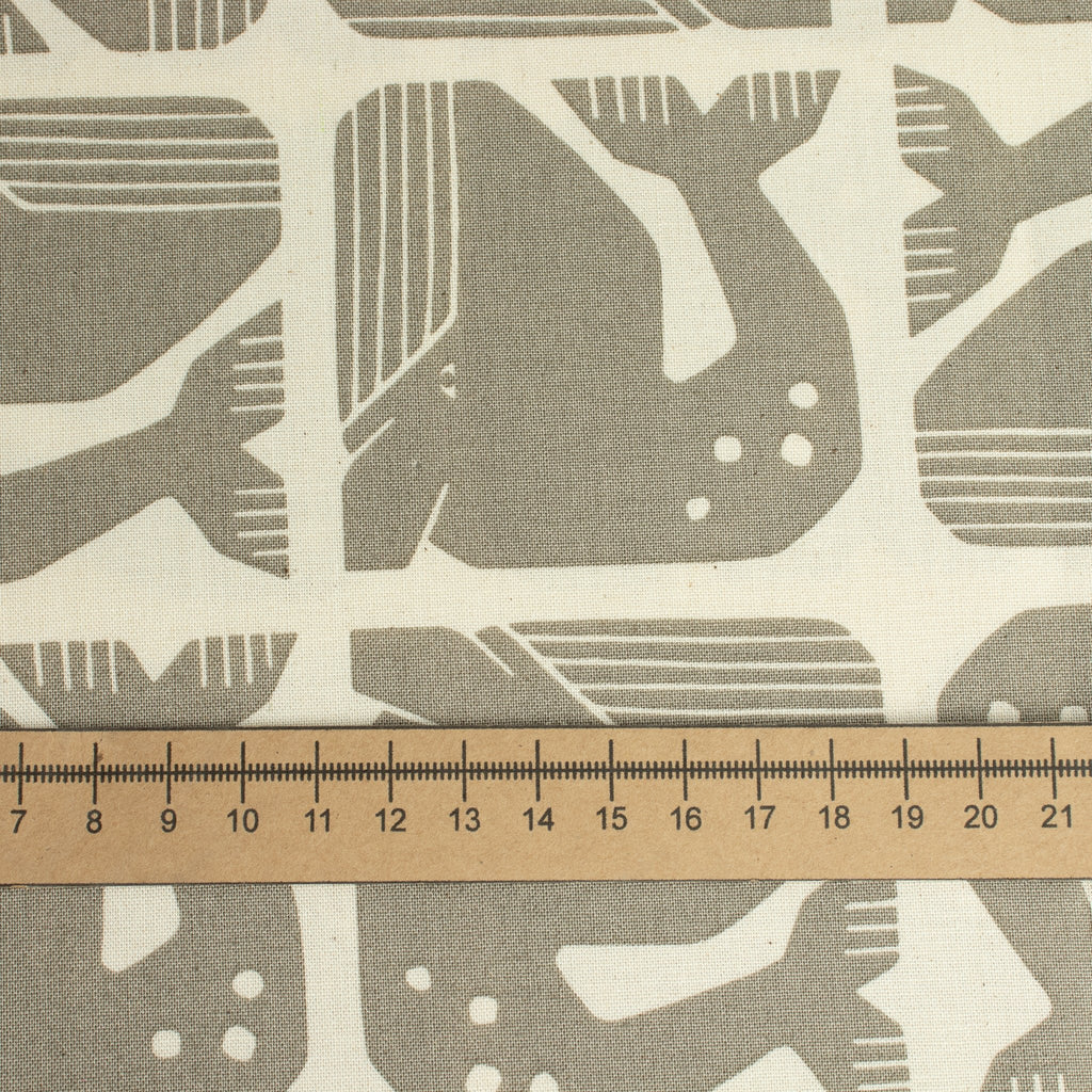 By the Seaside 2 Baumwollstoff „Grumpy Whale Grey Unbleached“ – Cotton + Steel x Loes van Oosten - Sabinzi - Aus Stoffliebe wird Lieblingsstück