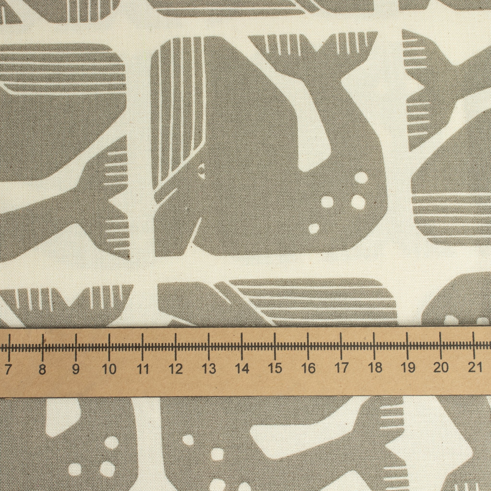 By the Seaside 2 Baumwollstoff „Grumpy Whale Grey Unbleached“ – Cotton + Steel x Loes van Oosten - Sabinzi - Aus Stoffliebe wird Lieblingsstück