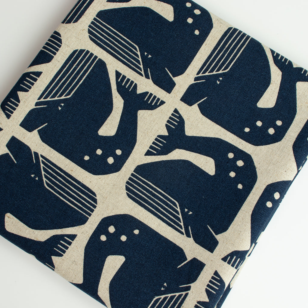 By the Seaside 2 Canvas Grumpy Whale Navy unbleached – Cotton + Steel x Loes van Oosten - Sabinzi - Aus Stoffliebe wird Lieblingsstück