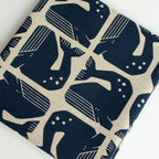By the Seaside 2 Canvas Grumpy Whale Navy unbleached – Cotton + Steel x Loes van Oosten - Sabinzi - Aus Stoffliebe wird Lieblingsstück
