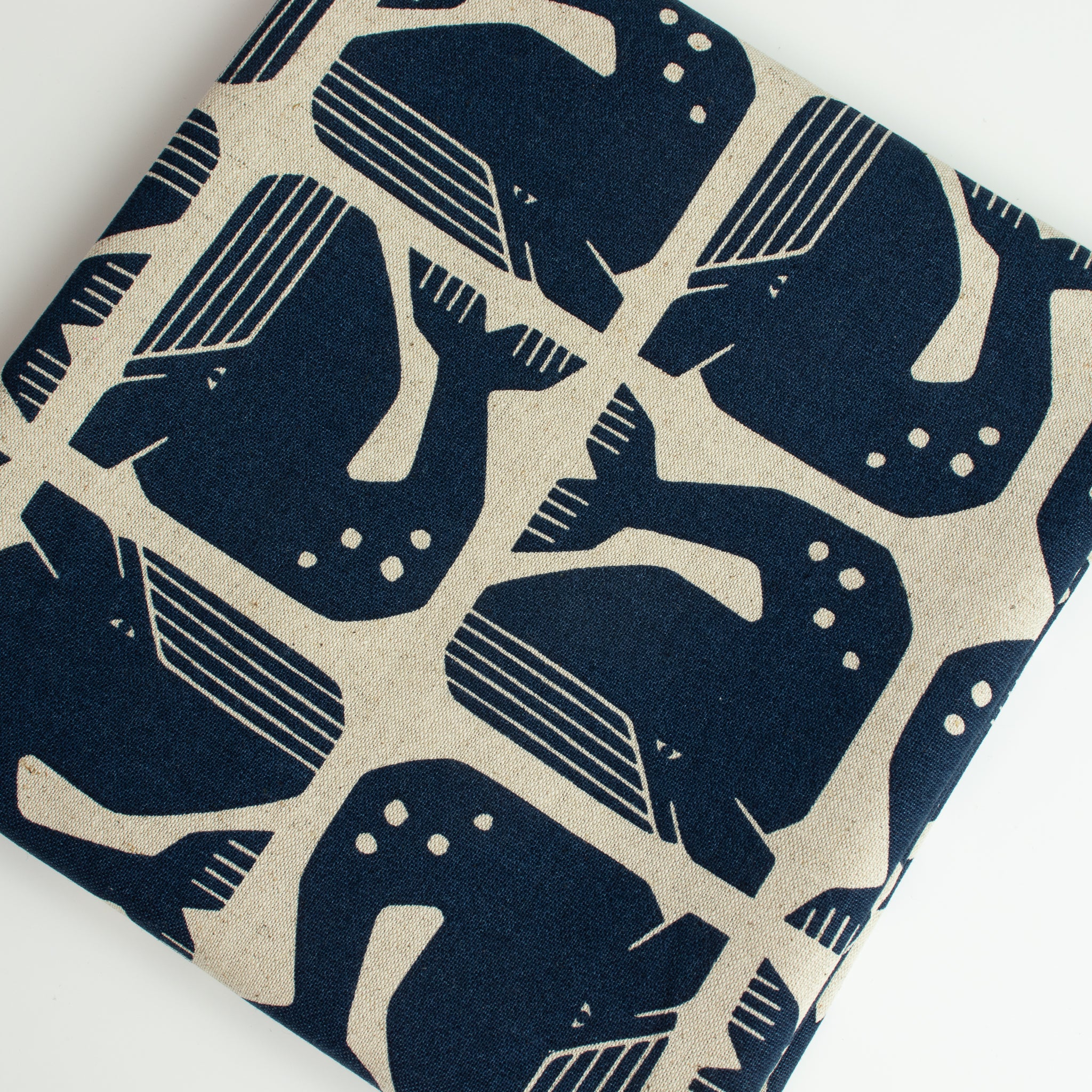 By the Seaside 2 Canvas Grumpy Whale Navy unbleached – Cotton + Steel x Loes van Oosten