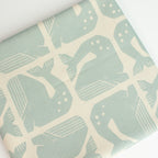 By the Seaside 2 Baumwollstoff „Grumpy Whale Sky Blue Unbleached“ – Cotton + Steel x Loes van Oosten - Sabinzi - Aus Stoffliebe wird Lieblingsstück