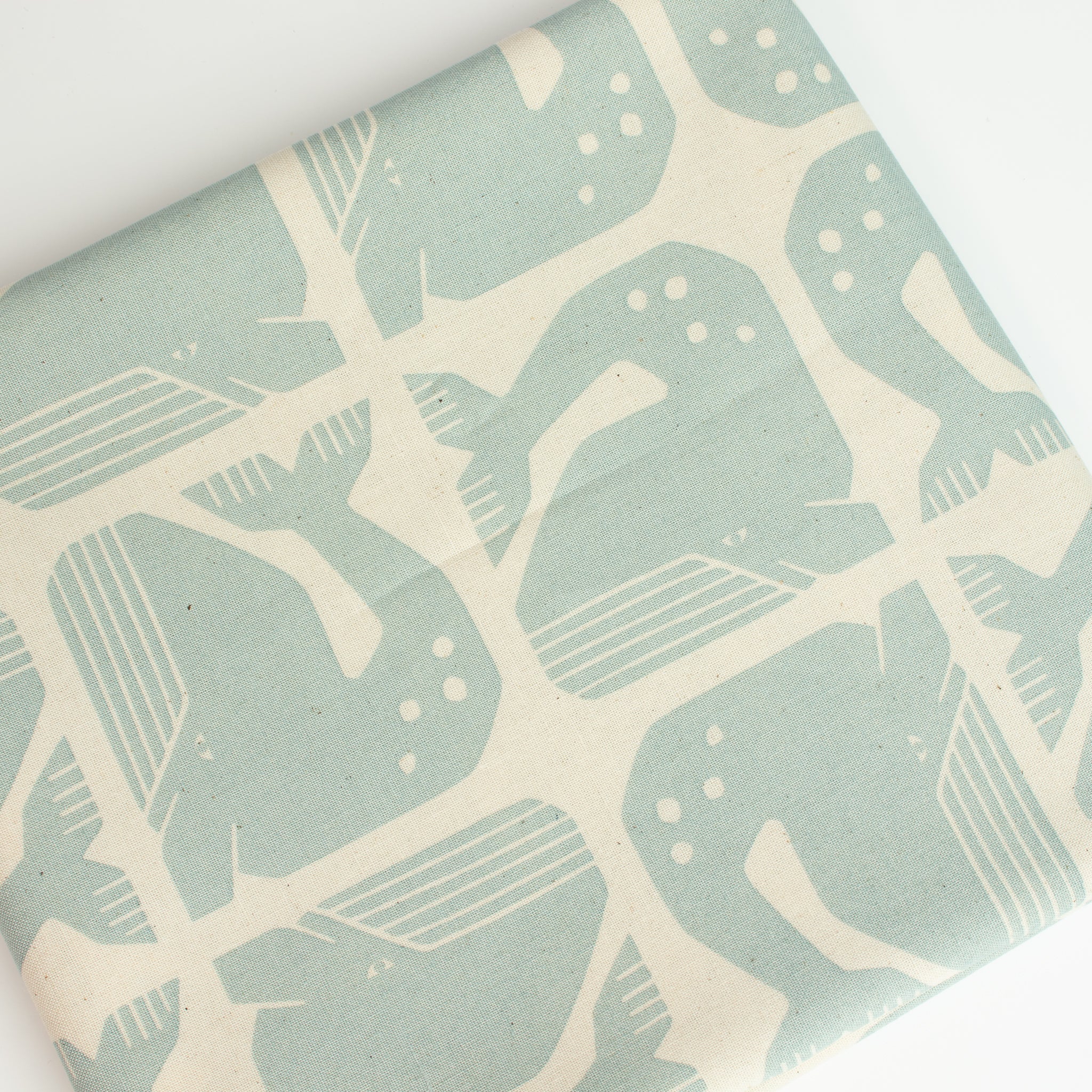 By the Seaside 2 Baumwollstoff „Grumpy Whale Sky Blue Unbleached“ – Cotton + Steel x Loes van Oosten