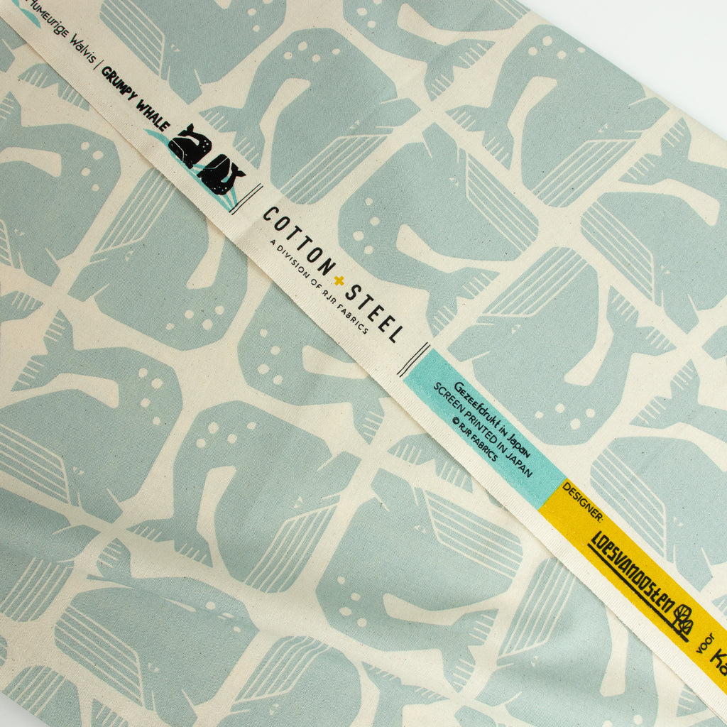 By the Seaside 2 Baumwollstoff „Grumpy Whale Sky Blue Unbleached“ – Cotton + Steel x Loes van Oosten - Sabinzi - Aus Stoffliebe wird Lieblingsstück