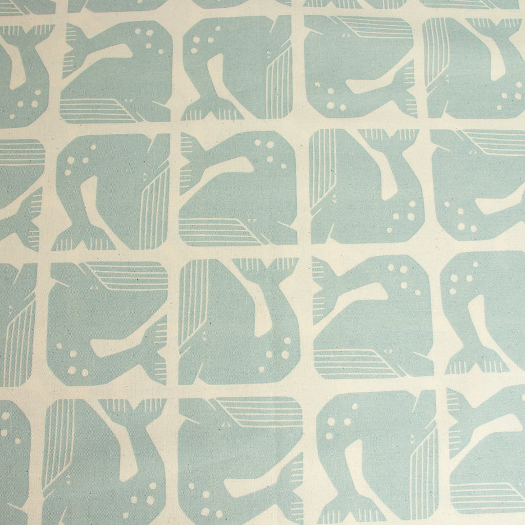 By the Seaside 2 Baumwollstoff „Grumpy Whale Sky Blue Unbleached“ – Cotton + Steel x Loes van Oosten - Sabinzi - Aus Stoffliebe wird Lieblingsstück