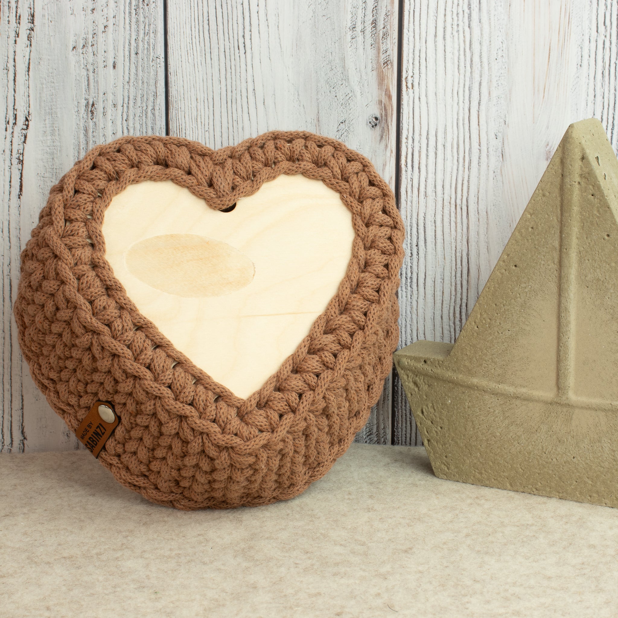 Häkelkorb Herzform mit Holzboden „Mocha Mousse“ – Strickstil ca. 18 cm