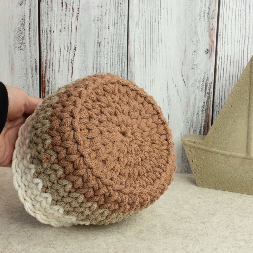 Häkelkorb „Strickstil“ Mocha Mousse, Sand & Natural – Ø ca. 16,5 cm - Sabinzi - Aus Stoffliebe wird Lieblingsstück