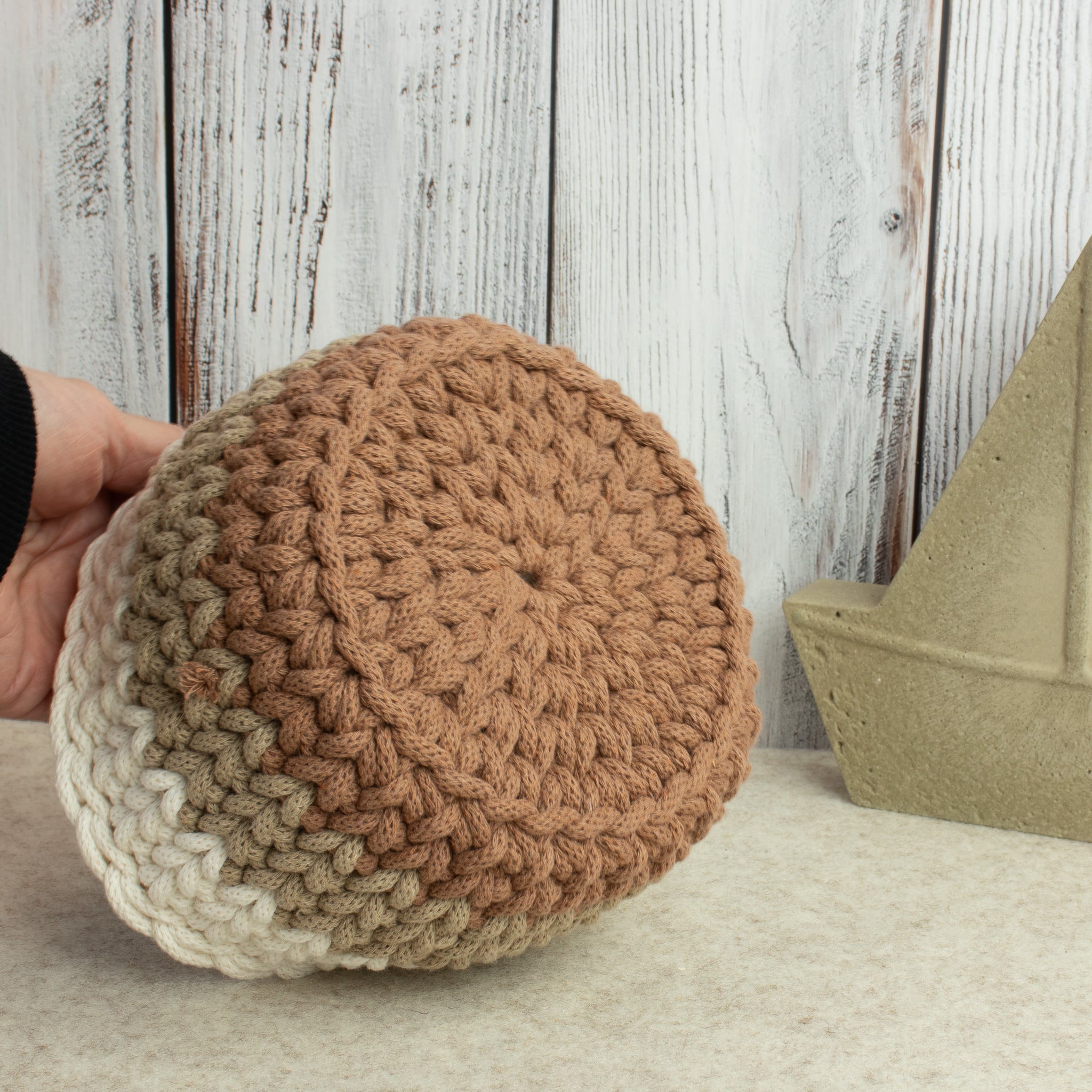 Häkelkorb „Strickstil“ Mocha Mousse, Sand & Natural – Ø ca. 16,5 cm