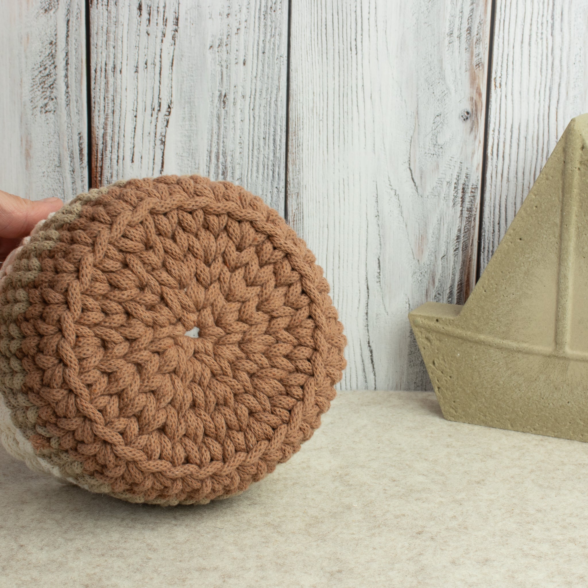 Häkelkorb „Strickstil“ Mocha Mousse, Sand & Natural – Ø ca. 16,5 cm